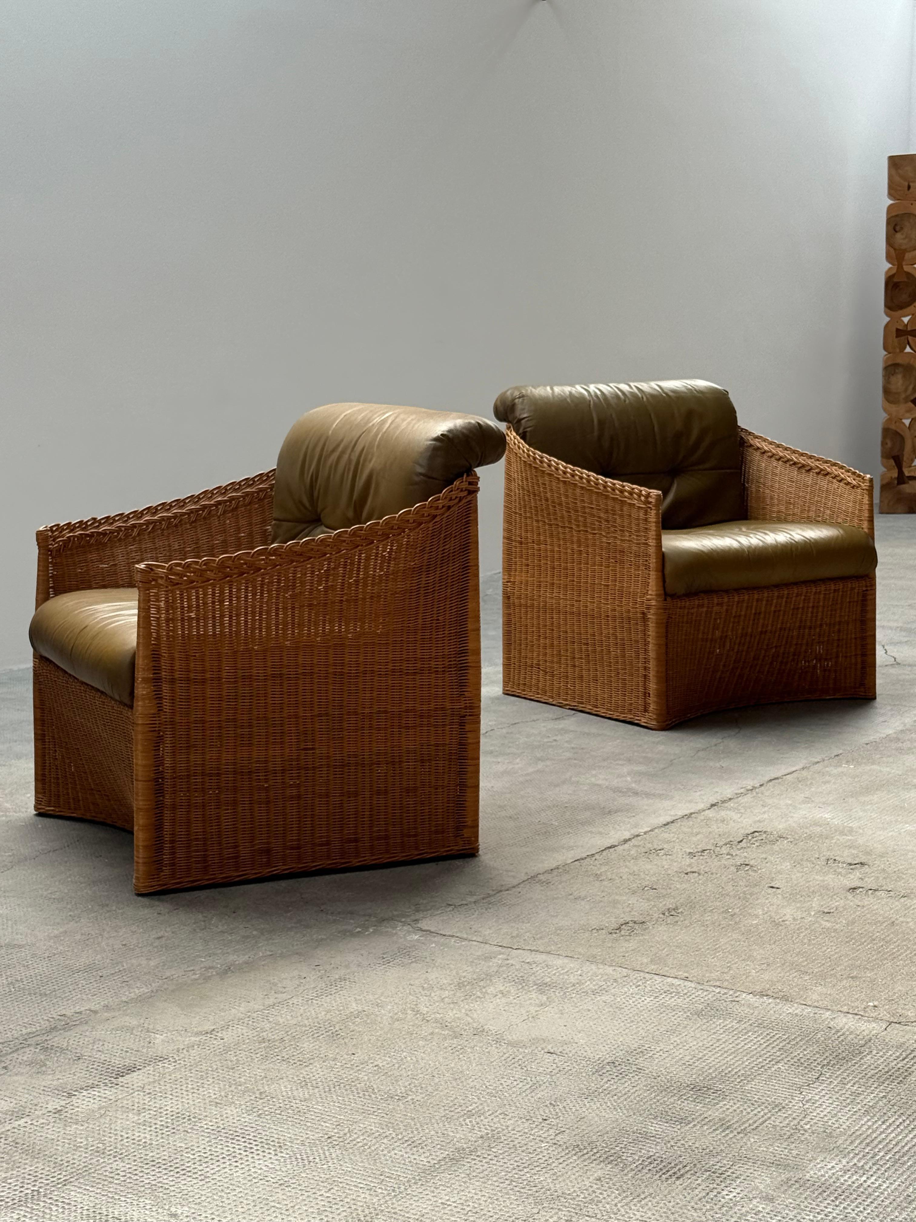 Satz von zwei sehr schönen und seltenen Rattansesseln mit grünen Lederkissen, Frankreich 1960er Jahre

 

 


Land: Frankreich
Jahr: 1960er Jahre
MATERIAL: Rattan, Leder
Breite: 80 cm
Tiefe: 80 cm
Höhe: 70 cm 
Sitzhöhe: 40 cm 


 

Da wir mit