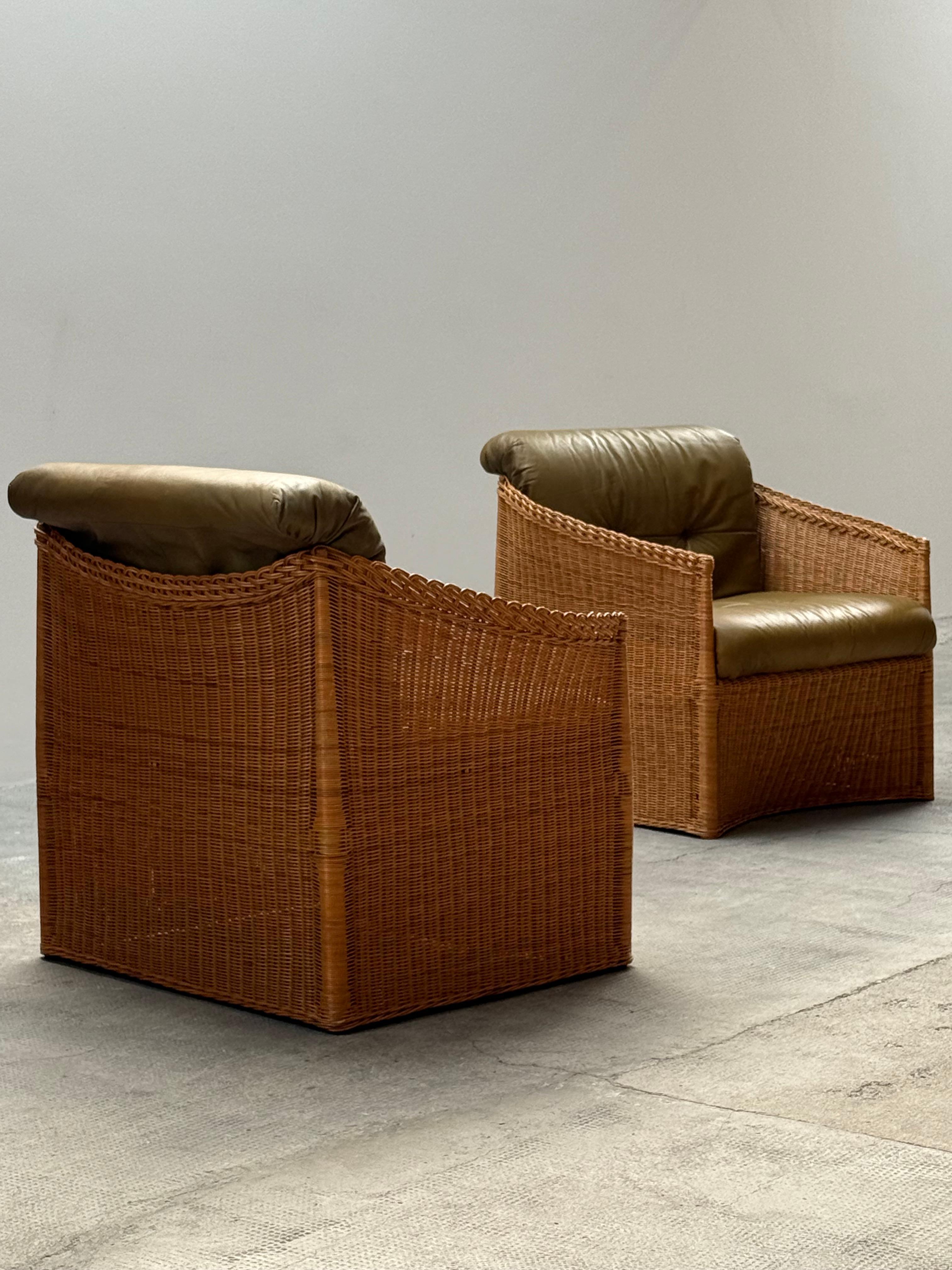 SET VON 2 RATTAN-SESSELN MIT GRÜNEN LEINDERN, FRANKREICH 1960er Jahre (Moderne der Mitte des Jahrhunderts) im Angebot