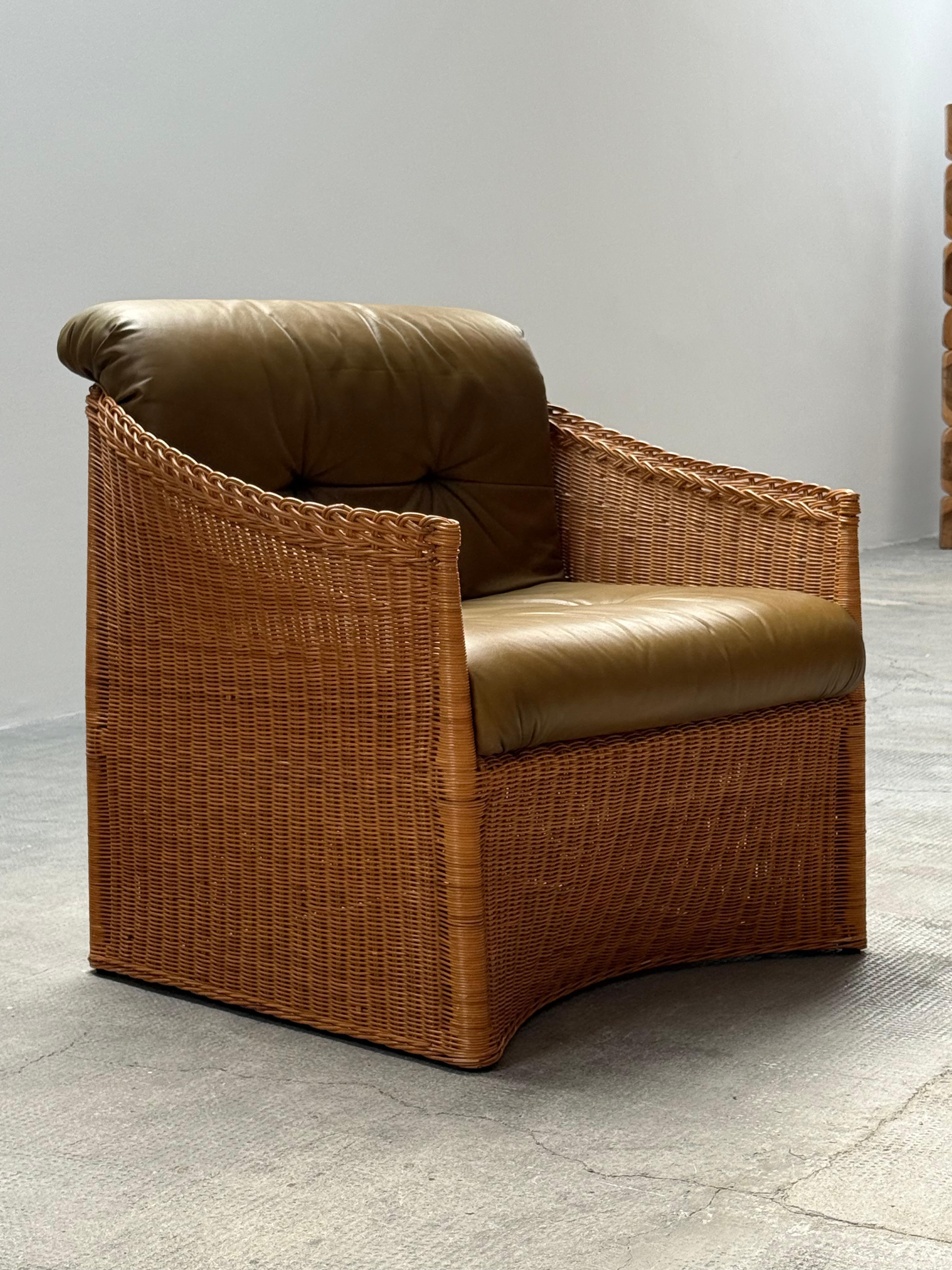 SET VON 2 RATTAN-SESSELN MIT GRÜNEN LEINDERN, FRANKREICH 1960er Jahre (Leder) im Angebot