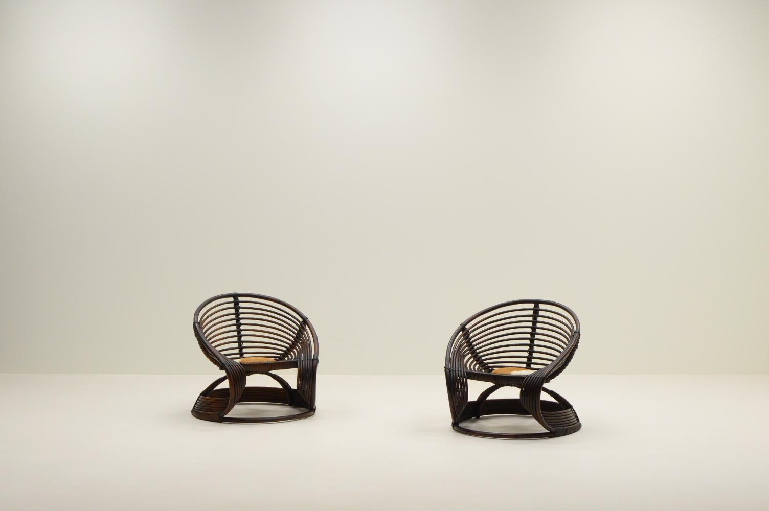 Ensemble de 2 chaises longues en rotin fabriquées à la main, Italie, années 1960. Forme organique et belle couleur / patine. Avec petit coussin en peau de vache rembourré. En bon état vintage.

Demandez un devis pour obtenir les derniers tarifs
