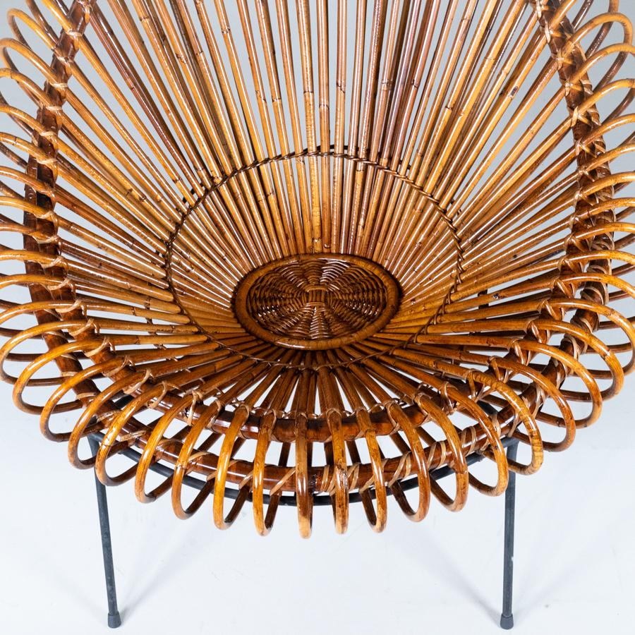 Abraham e Dirk Jan Rol, rappresenta l'eleganza e la raffinatezza del design di metà secolo. Queste poltrone combinano la leggerezza del rattan con una struttura robusta e confortevole, ideale per qualsiasi ambiente. Il design in rattan intrecciato