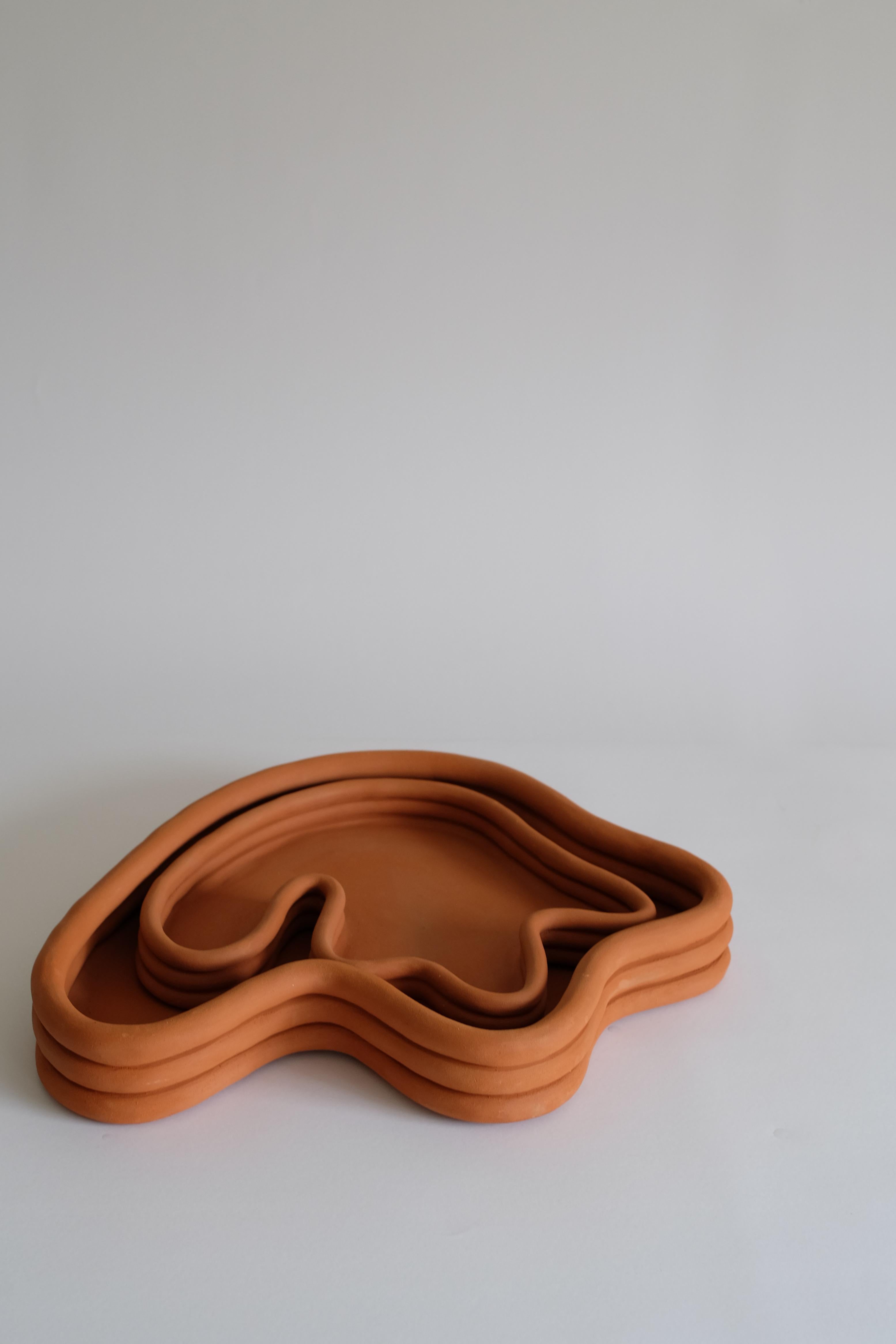 Set di 2 centrotavola madre e figlio in terracotta grezza di Sophie Parachey
Dimensioni Grande: L 37 x P 32 x H 8 cm
Dimensioni Piccolo: L 28 x P 24 x H 3,5 cm
Materiali: Gres bianco, smalto vellutato color crema.
Raccolta a mano in