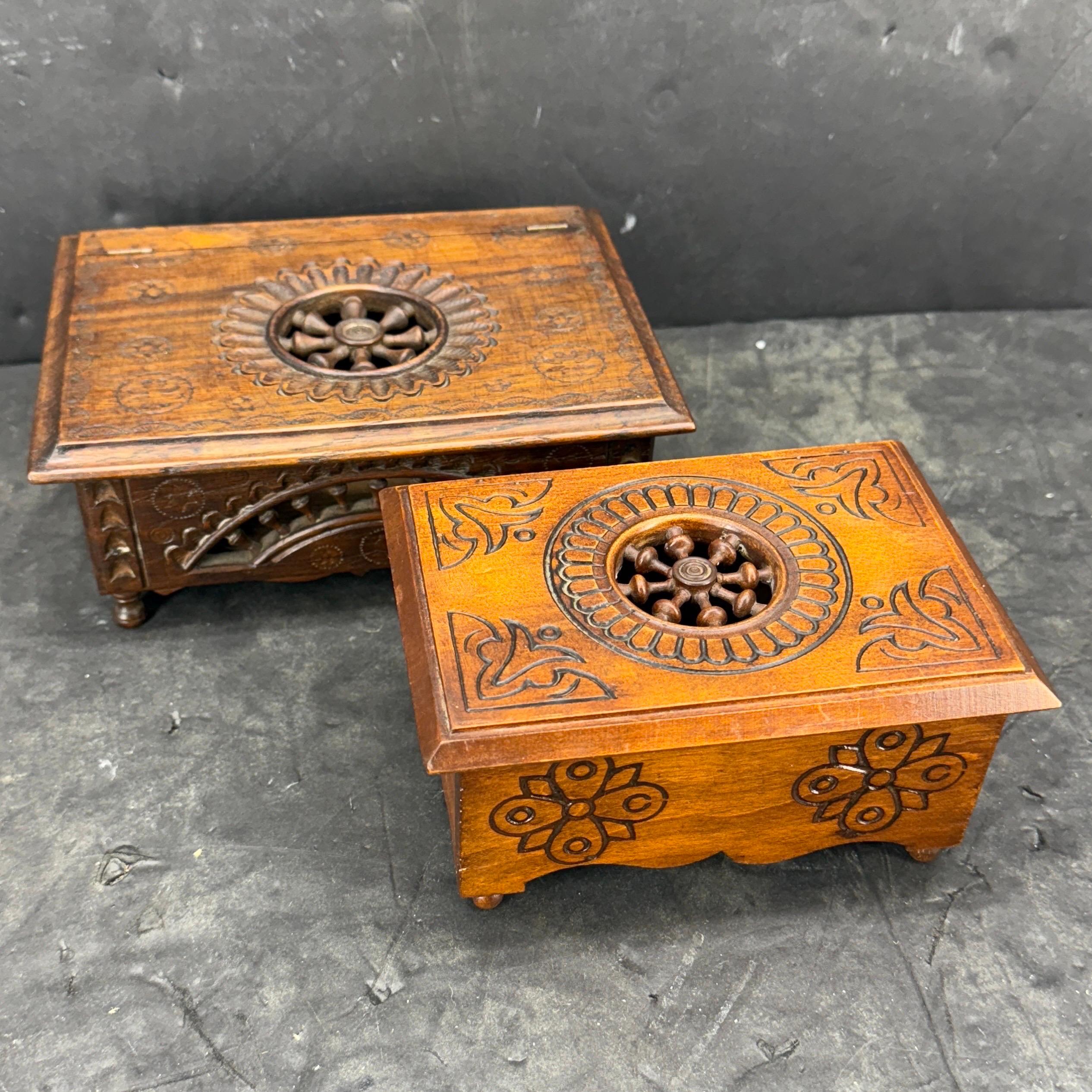 Comme trouvé en France, un charmant ensemble de deux boîtes de style breton en bois sculpté à la main. Le meuble breton est un type de meuble ancien français provenant de la région de Bretagne en France. Le style breton se caractérise par des