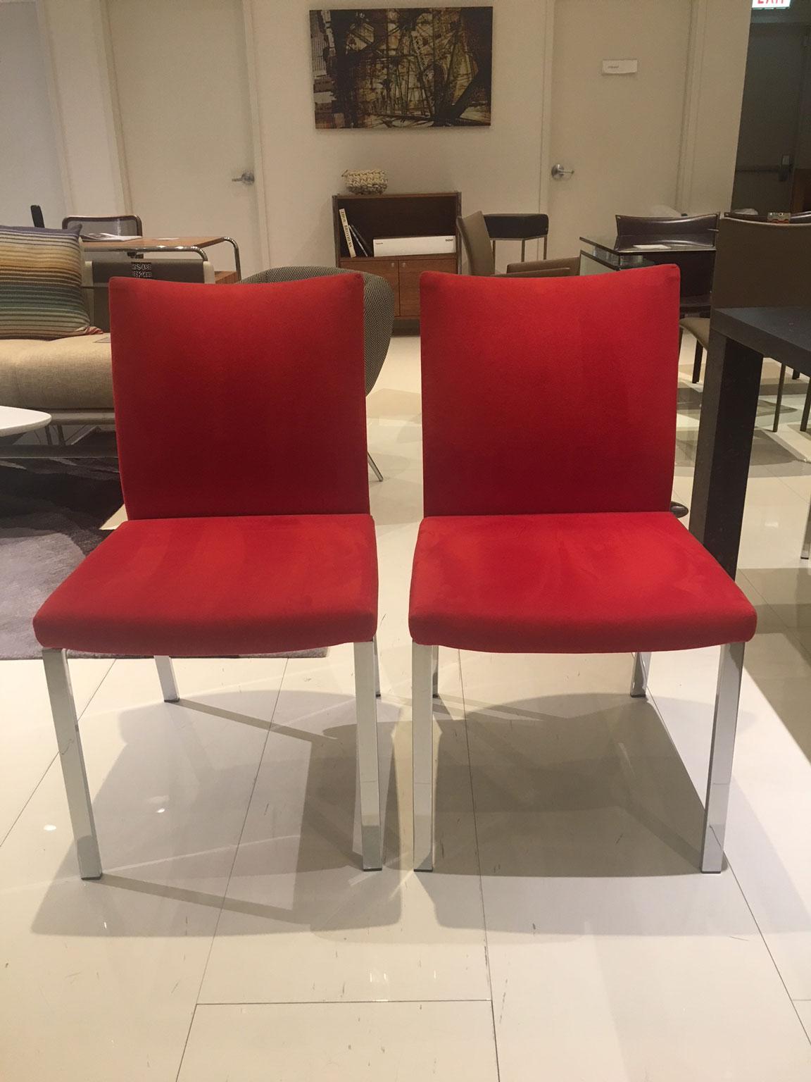 Design Georg Appeltshauser 2004

Linus & linus function:

A chair with a frame made of steel in polished chrome. For the cover 2 high-quality leather collections with a total of 77 colors are available. Backrest available in 2 heights.

Set of
