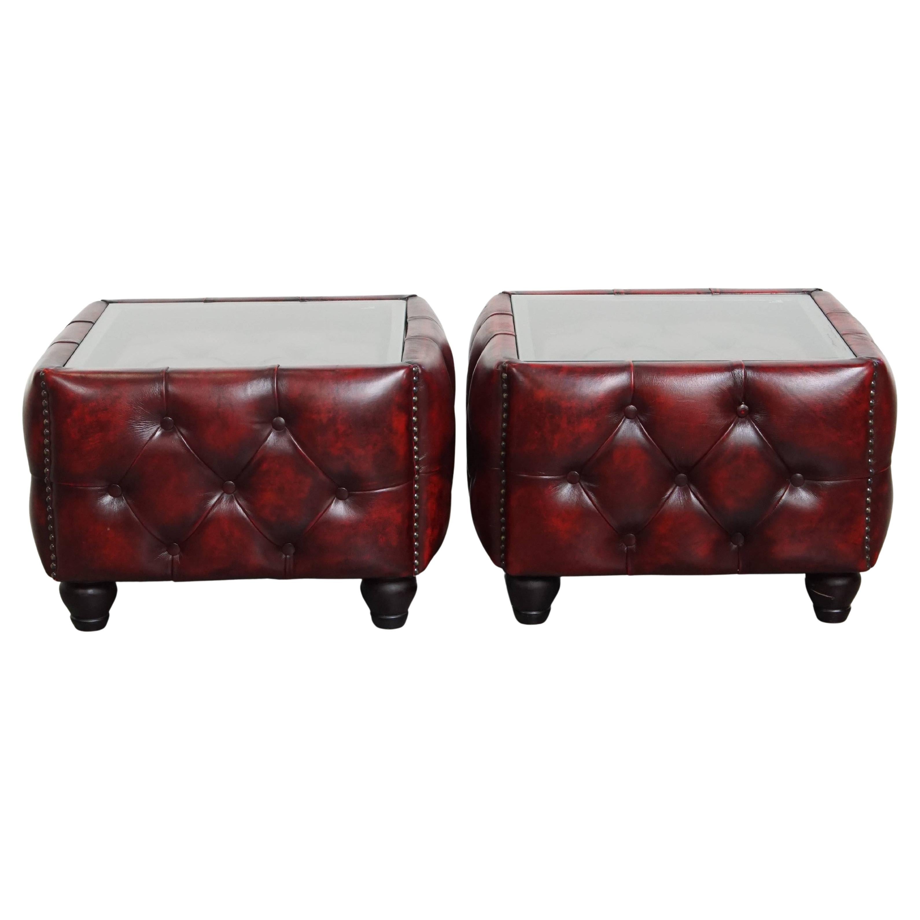 Set di 2 tavolini Chesterfield in pelle di vacchetta rossa con piano in vetro