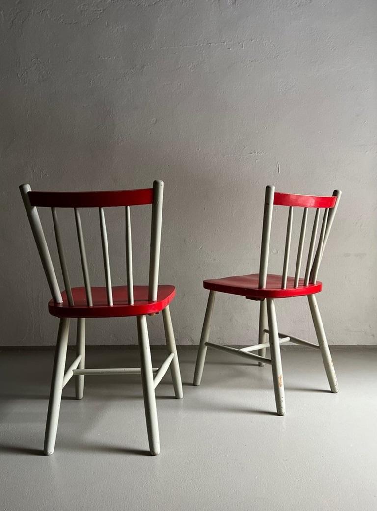 Ensemble de 2 chaises scandinaves peintes en rouge-gris.

Informations complémentaires :
Période : 1950s
Dimensions : 40,5 L x 44 P x 78 H cm
Assise : 44 H cm
Condit : Bon état vintage - beauté des imperfections