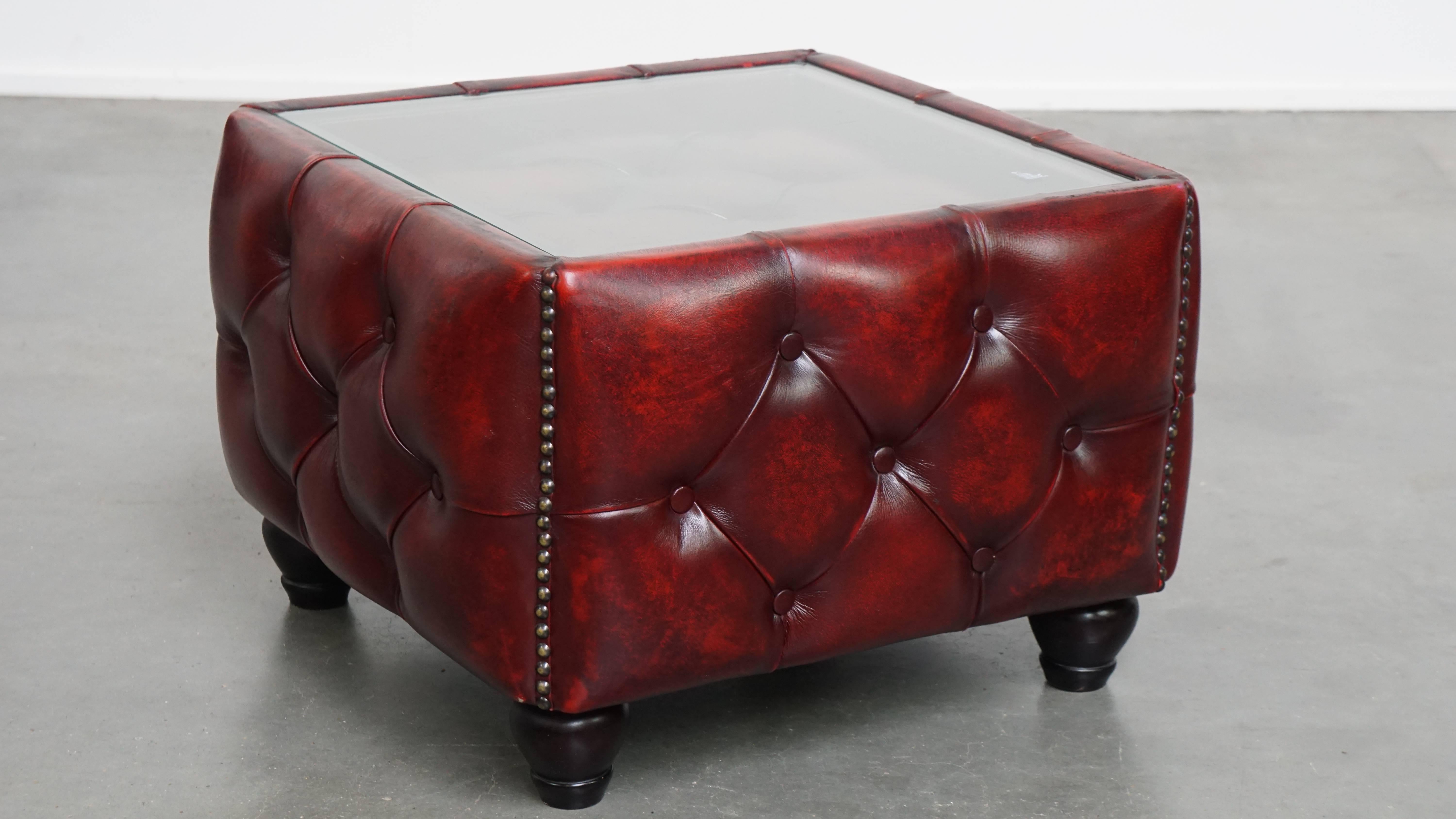 Set di 2 poltrone Chesterfield Club in pelle rossa con tavolino in vendita 10