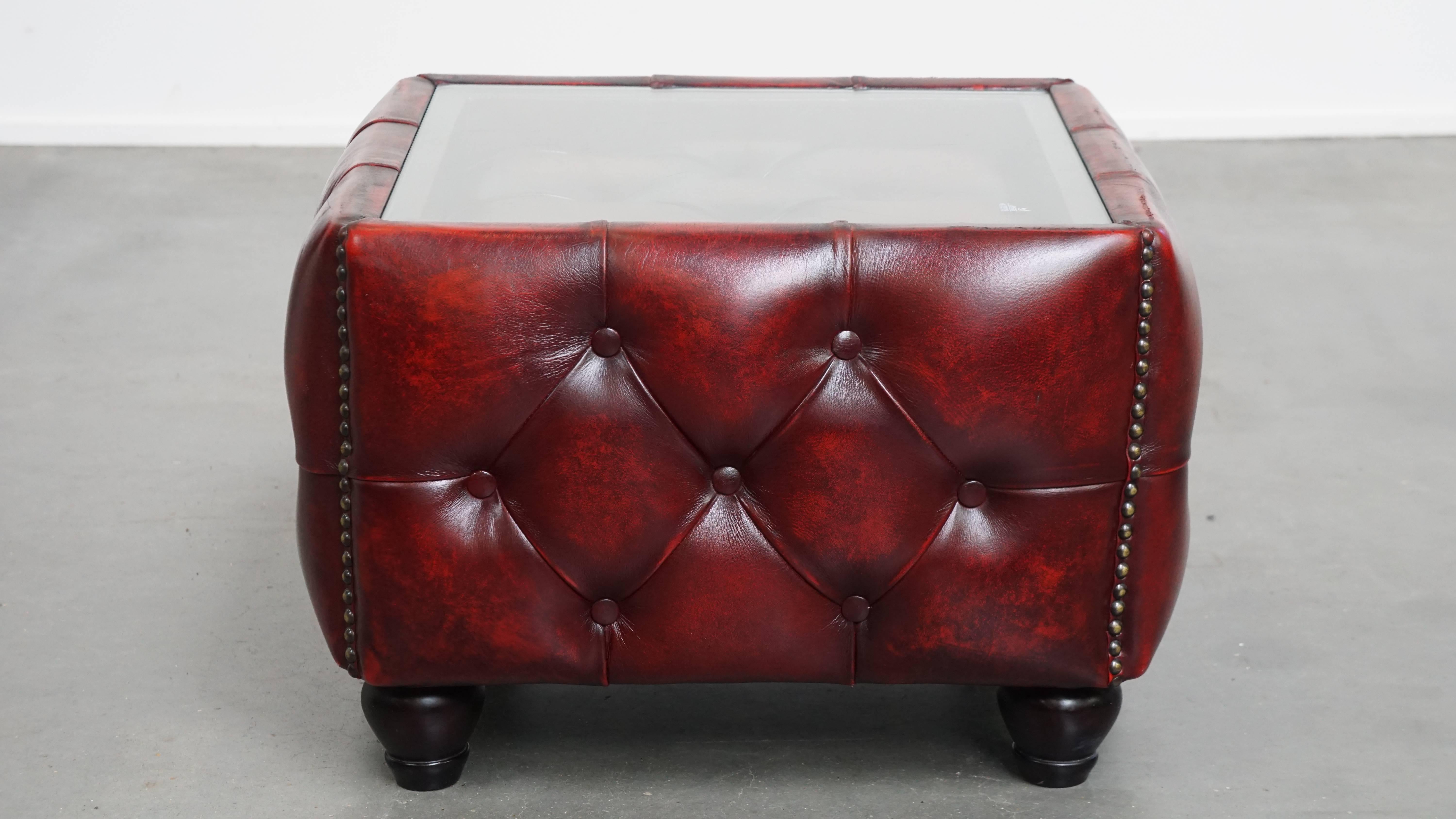 Set di 2 poltrone Chesterfield Club in pelle rossa con tavolino in vendita 11