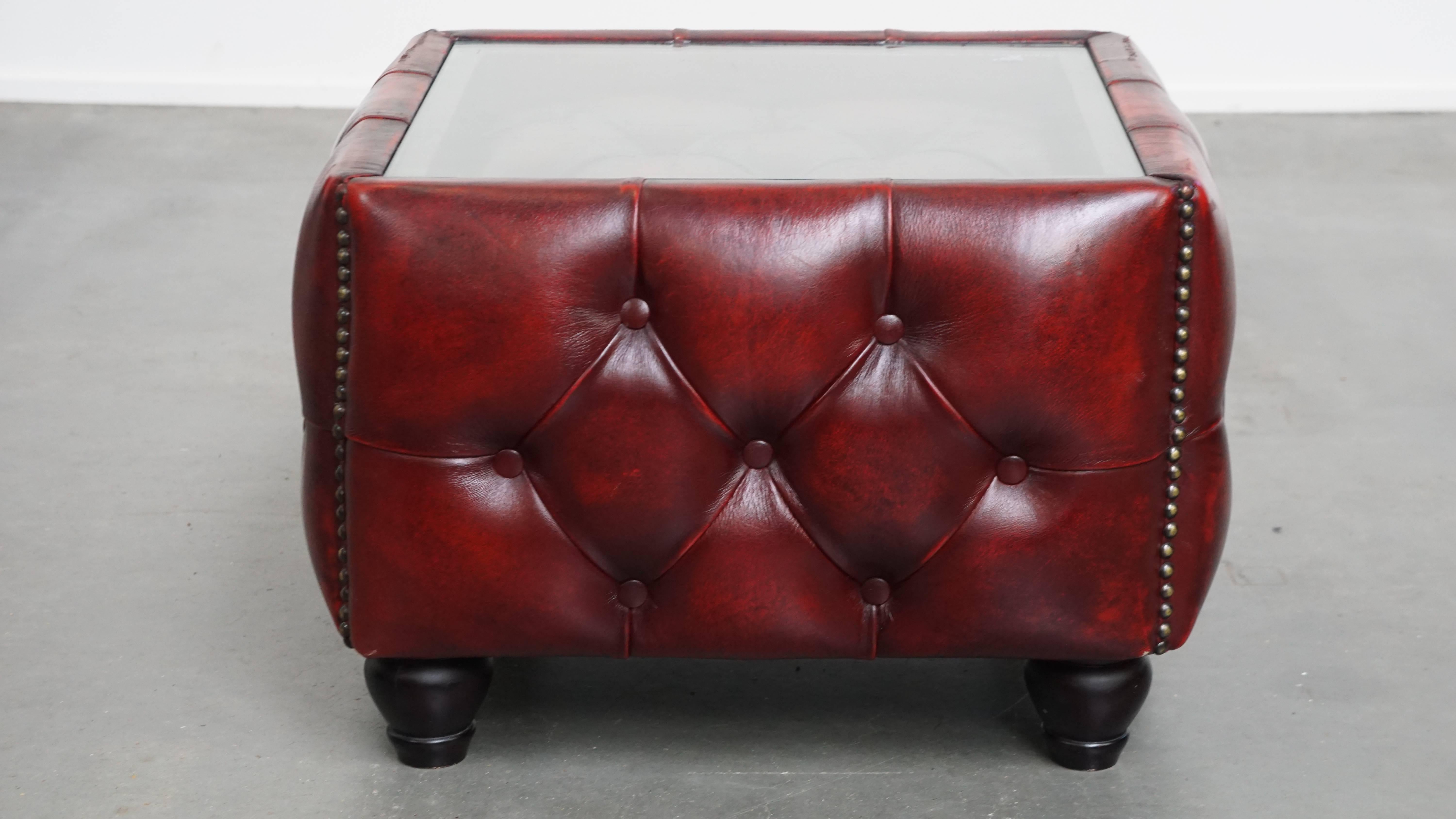 Set di 2 poltrone Chesterfield Club in pelle rossa con tavolino in vendita 12