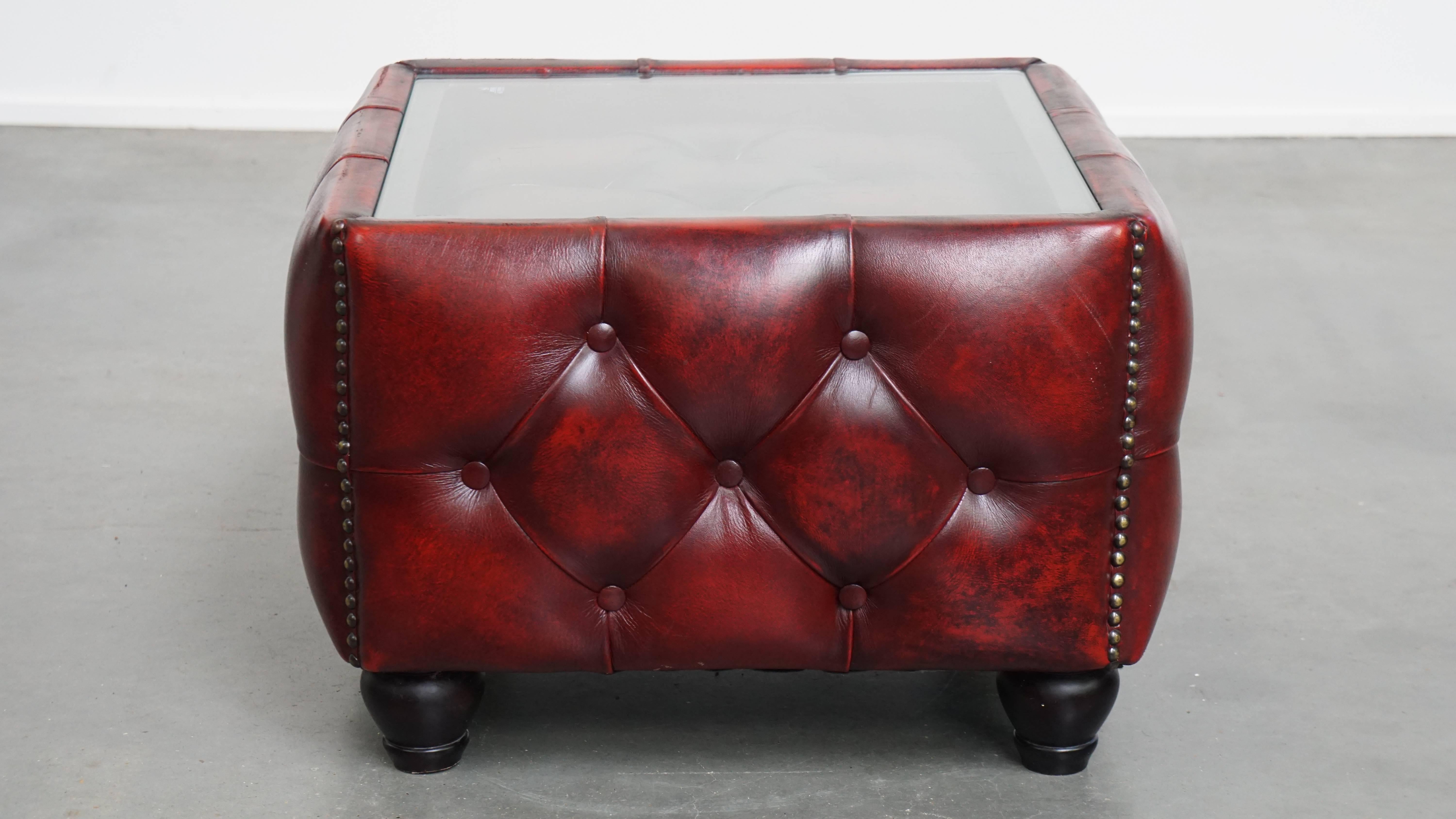 Set di 2 poltrone Chesterfield Club in pelle rossa con tavolino in vendita 13