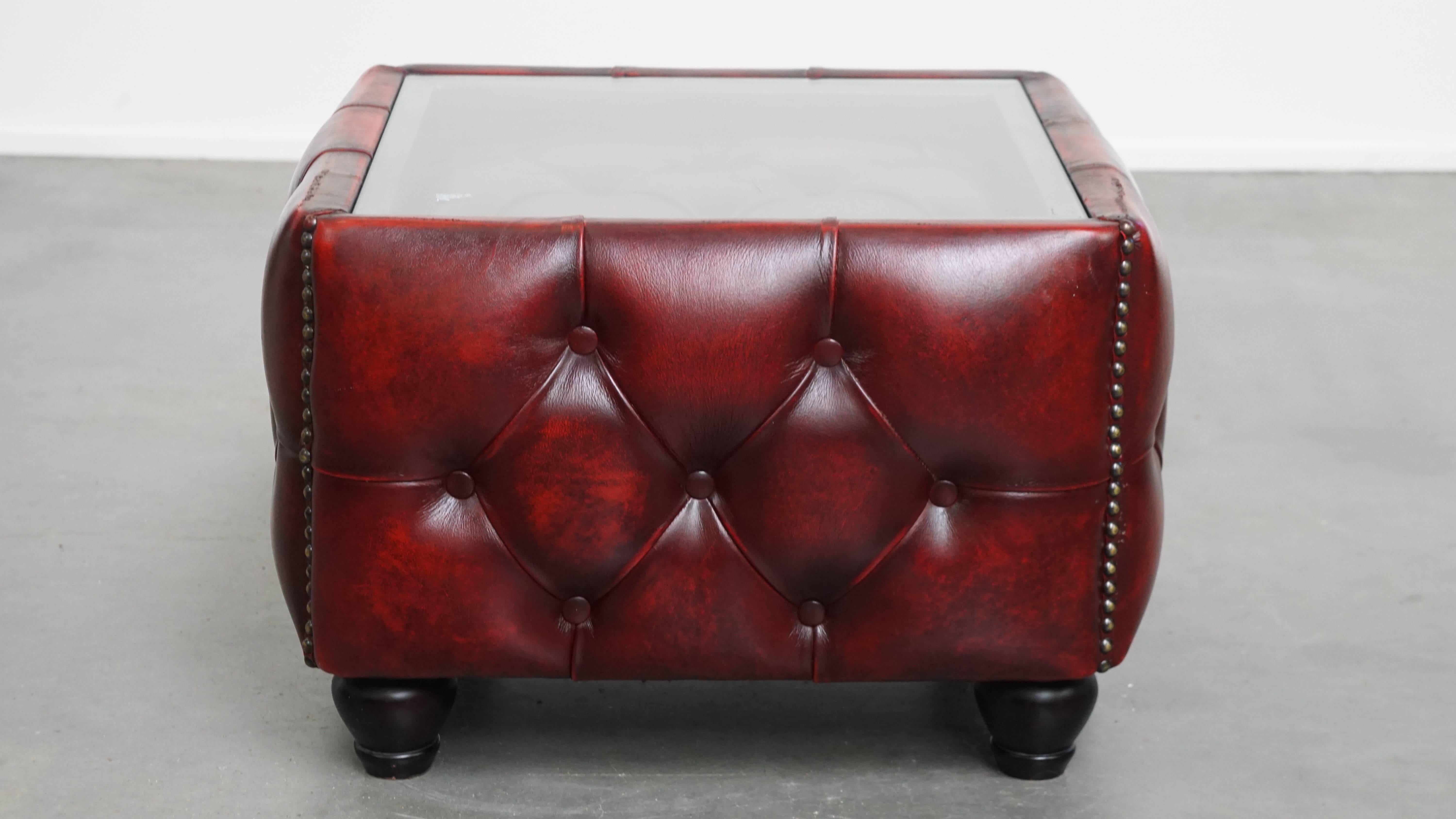 Set di 2 poltrone Chesterfield Club in pelle rossa con tavolino in vendita 14