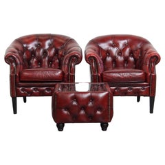 Ensemble de 2 fauteuils club Chesterfield en cuir rouge avec table d'appoint