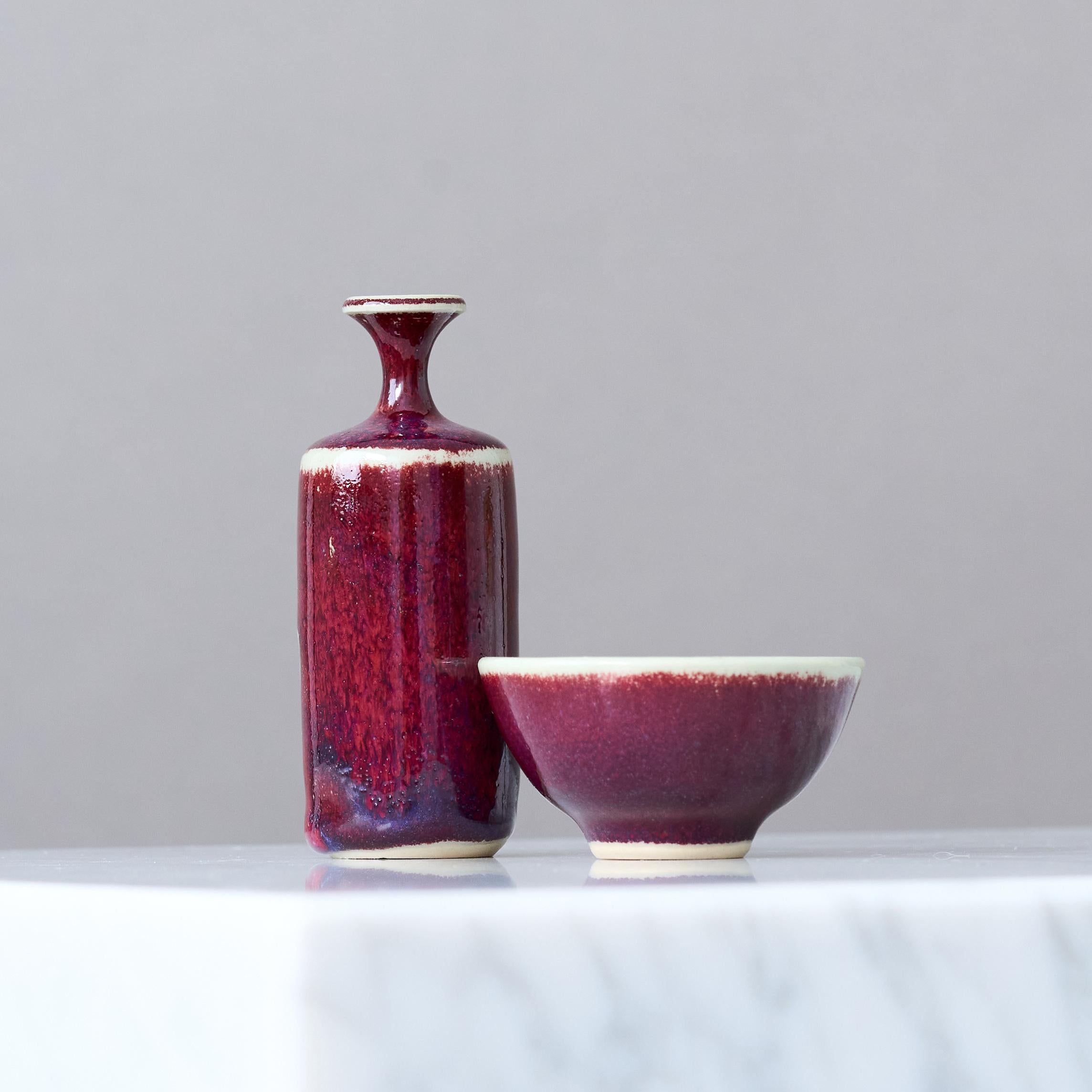 Magnifique vase et bol miniature en grès avec une glaçure Sang de boeuf / oxblood étonnante.
Fabriqué par Rolf Palm, dans le studio de l'artiste, Mölle, Suède, années 1970.

Excellent état. Incisé 