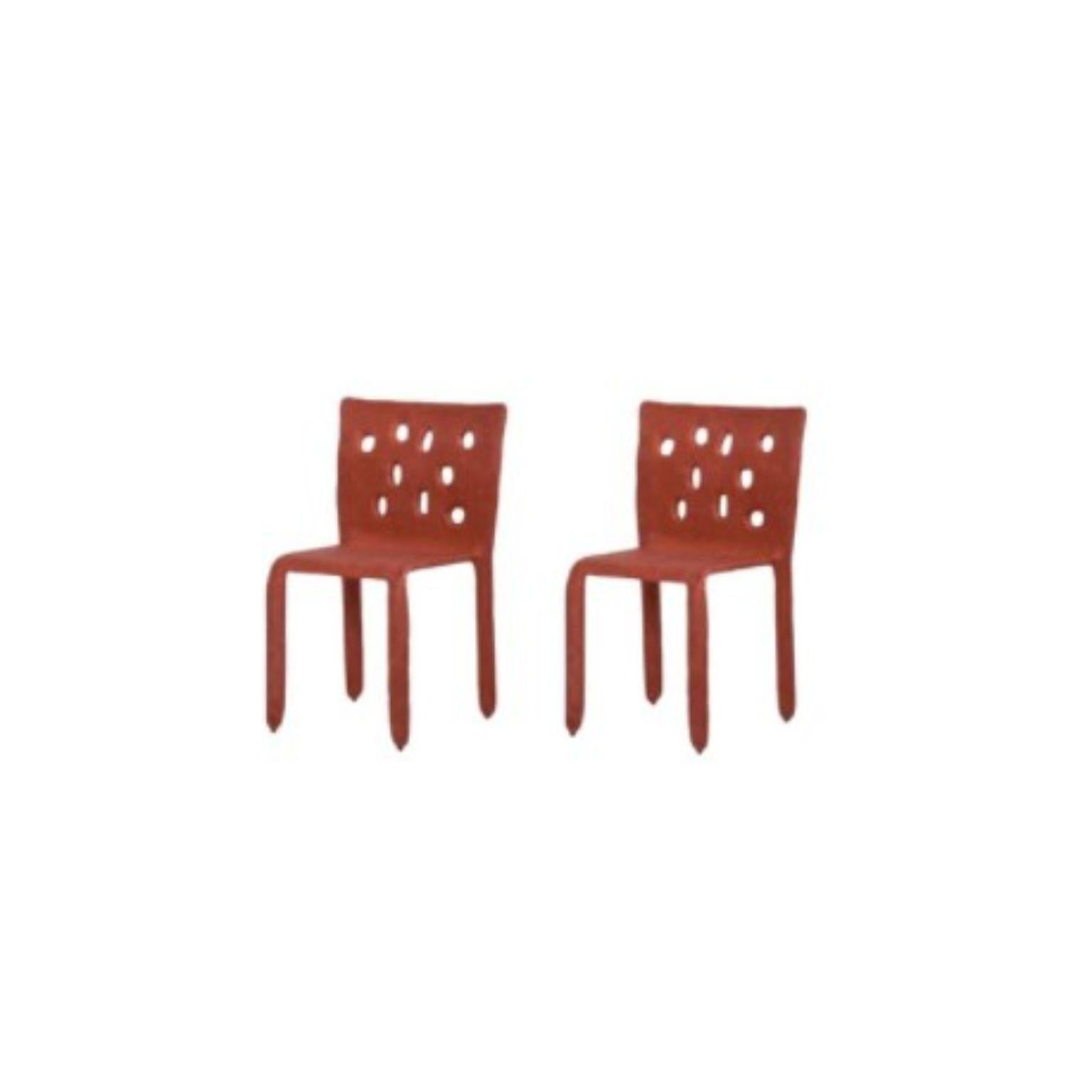 Ensemble de 2 chaises sculptées rouges de FAINA.
Design : Victoriya Yakusha
MATERIAL : acier, caoutchouc de lin, biopolymère, cellulose.
Dimensions : Hauteur 82 x largeur 54 x profondeur des pieds 45 cm
 Poids : 15 kilos.

Conçus dans le style du