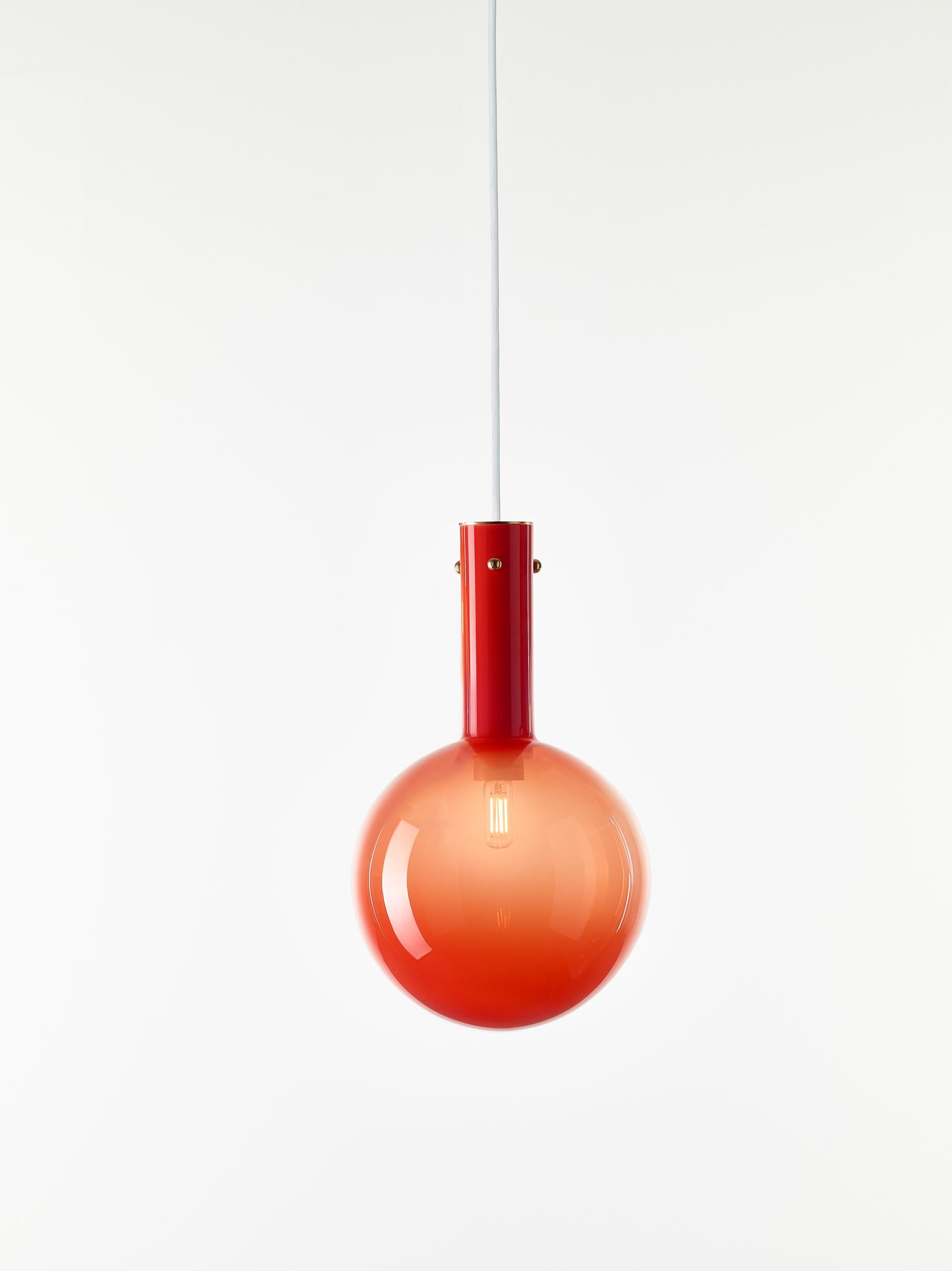 Lot de 2 lampes suspendues rouges Sphaerae par Dechem Studio
Dimensions : D 20 x H 180 cm
Matériaux : laiton, métal, verre.
Également disponible : différentes finitions et couleurs.

Une seule pièce homogène de verre soufflé à la main crée le corps