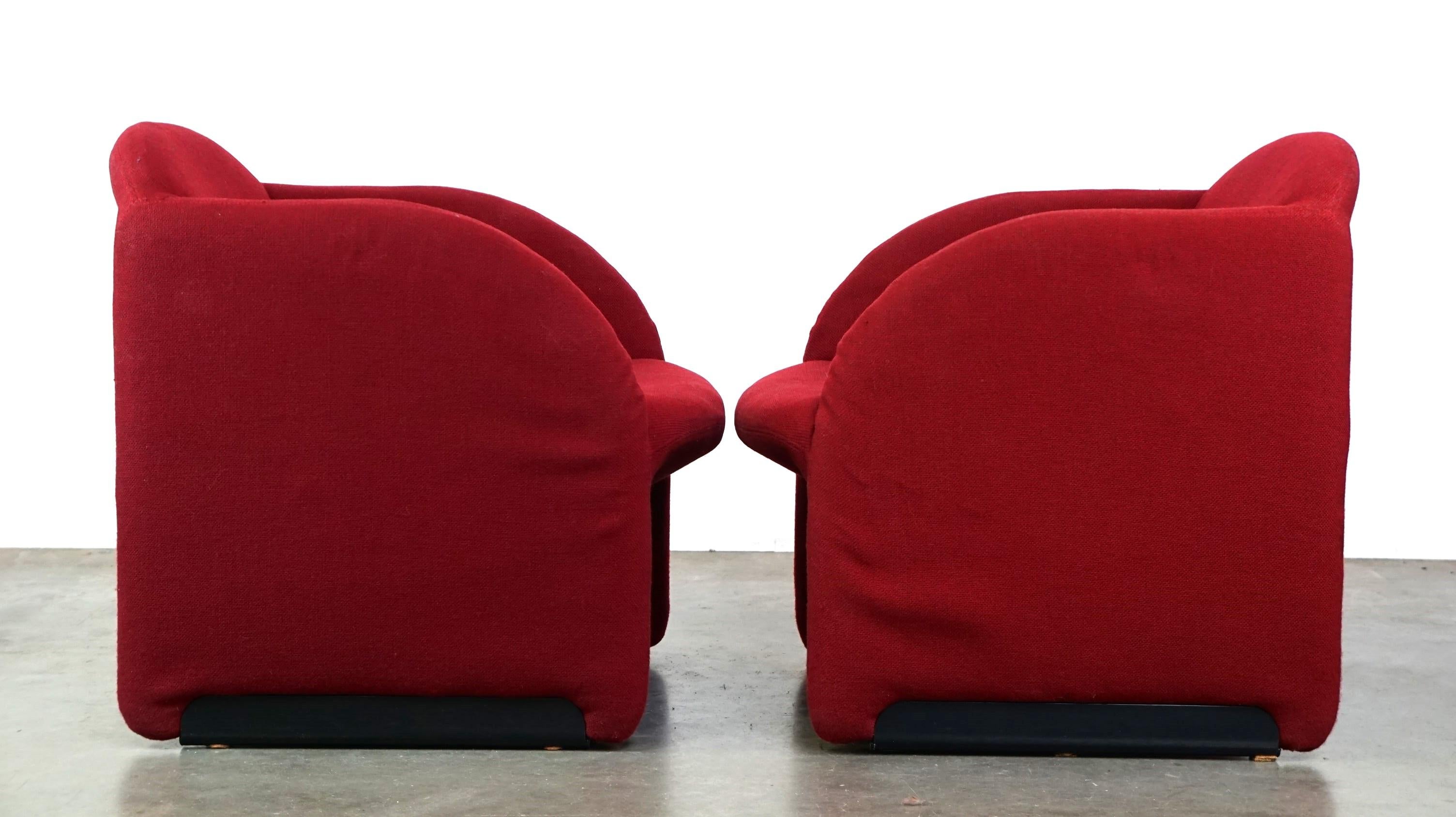 Ce fantastique ensemble de fauteuils design vintage est l'œuvre du designer Pierre Paulin et a été produit par Artifort. Il s'agit des chaises Ben, revêtues d'un luxueux tissu rouge. Avec leur design épuré, ils offrent un confort exceptionnel. Ils