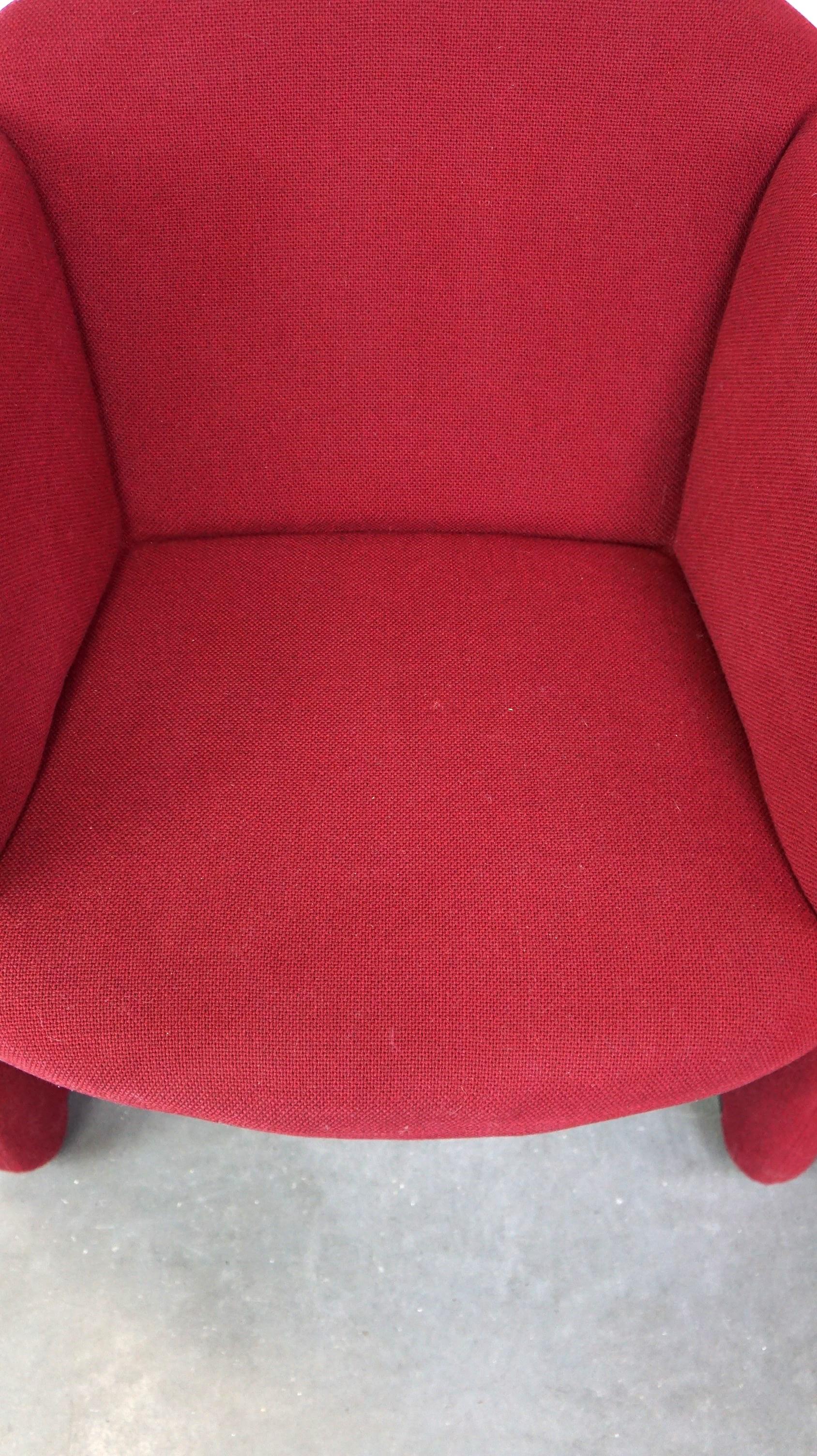 Tissu Ensemble de 2 fauteuils rouges design vintage par Artifort, modèle BEN en vente