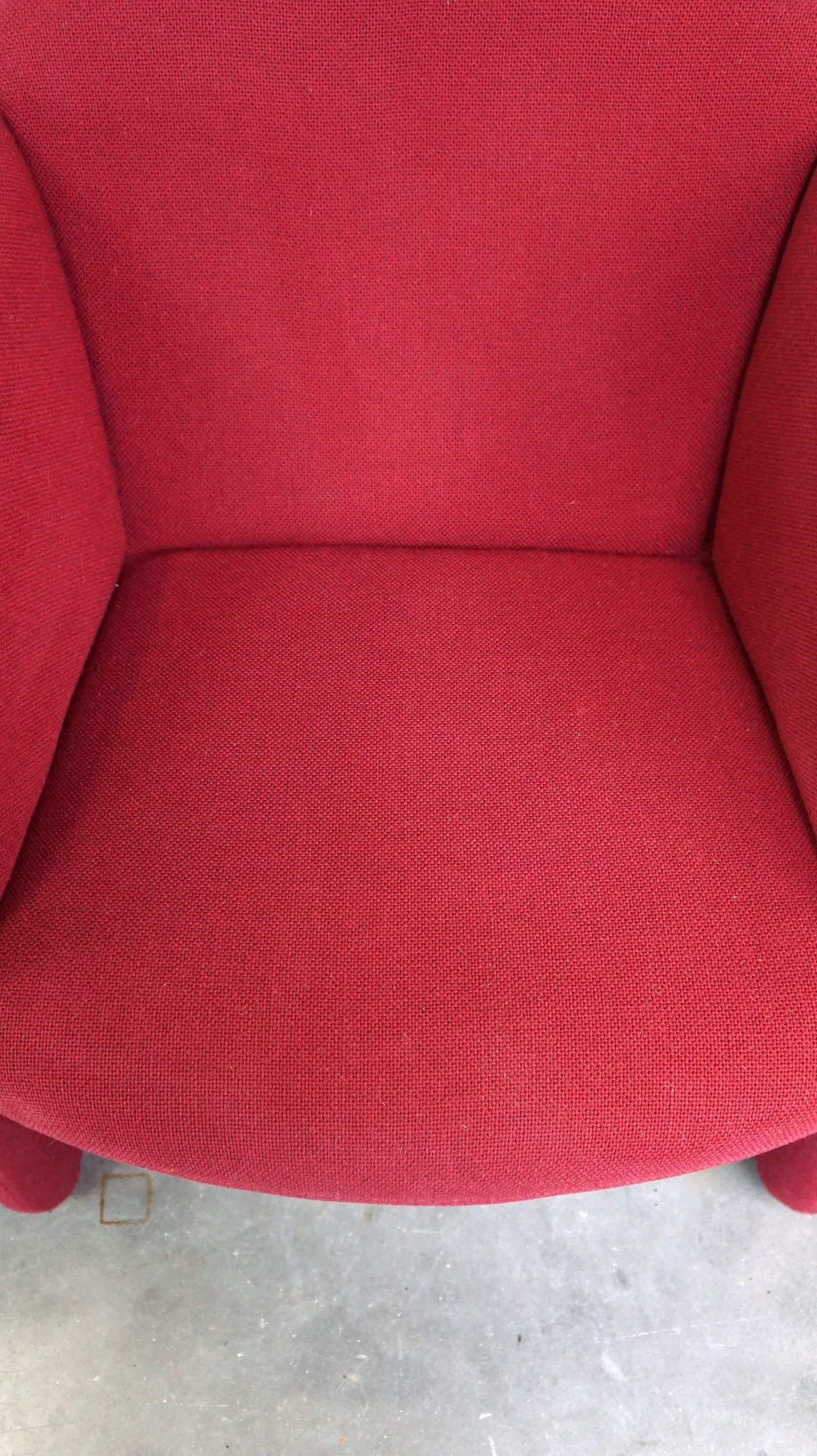 Ensemble de 2 fauteuils rouges design vintage par Artifort, modèle BEN en vente 1