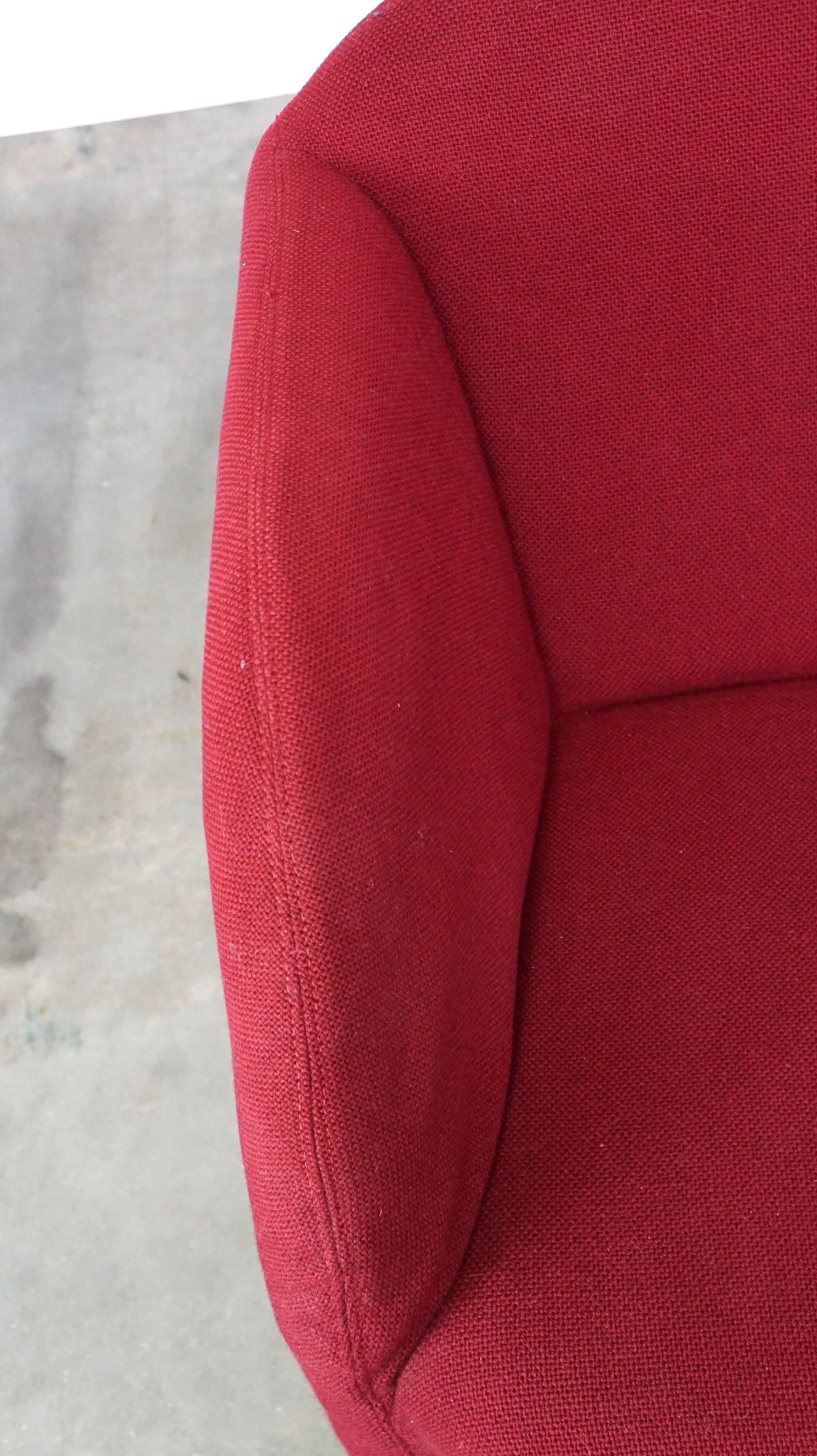 Ensemble de 2 fauteuils rouges design vintage par Artifort, modèle BEN en vente 2