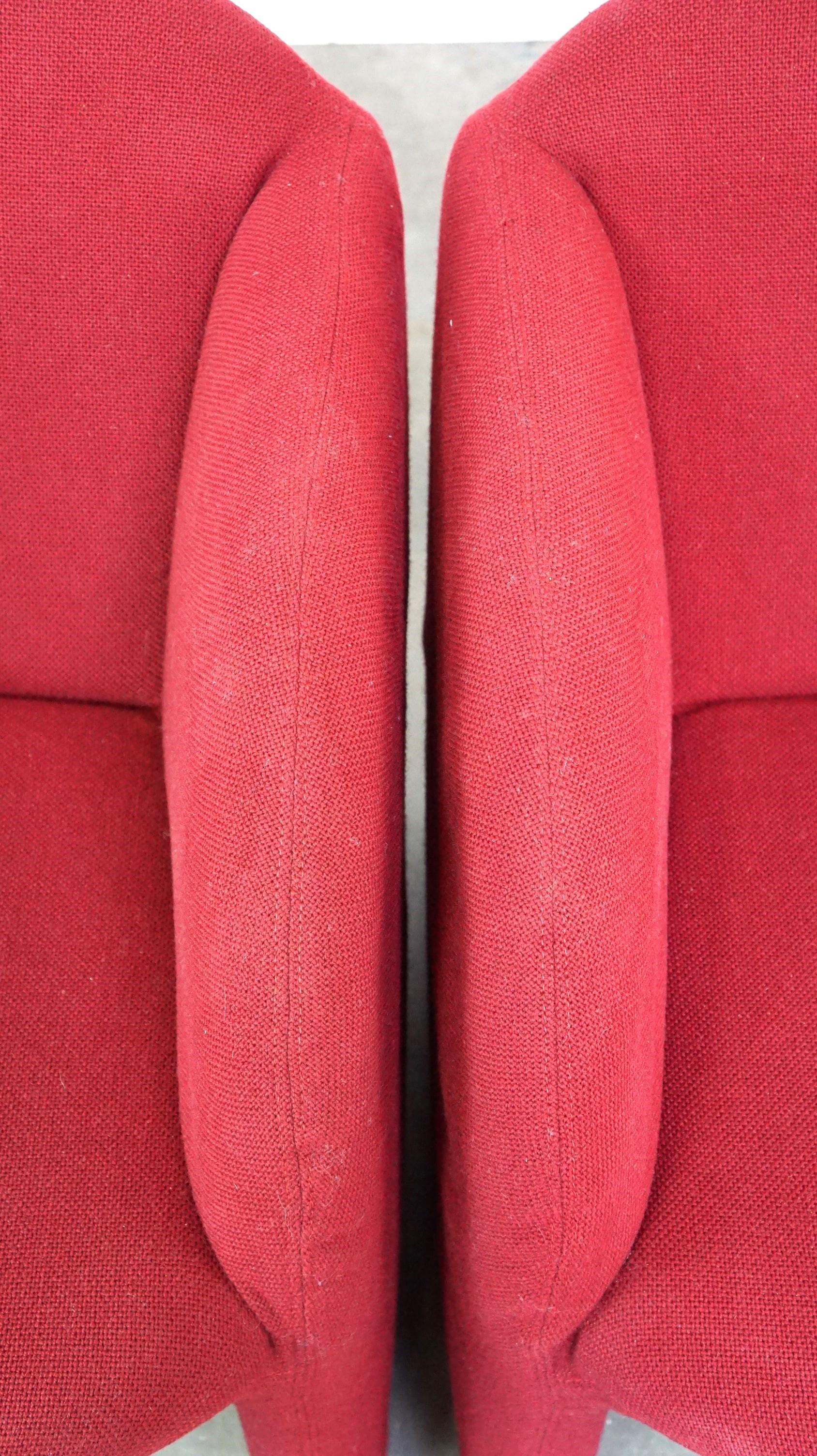 Ensemble de 2 fauteuils rouges design vintage par Artifort, modèle BEN en vente 3
