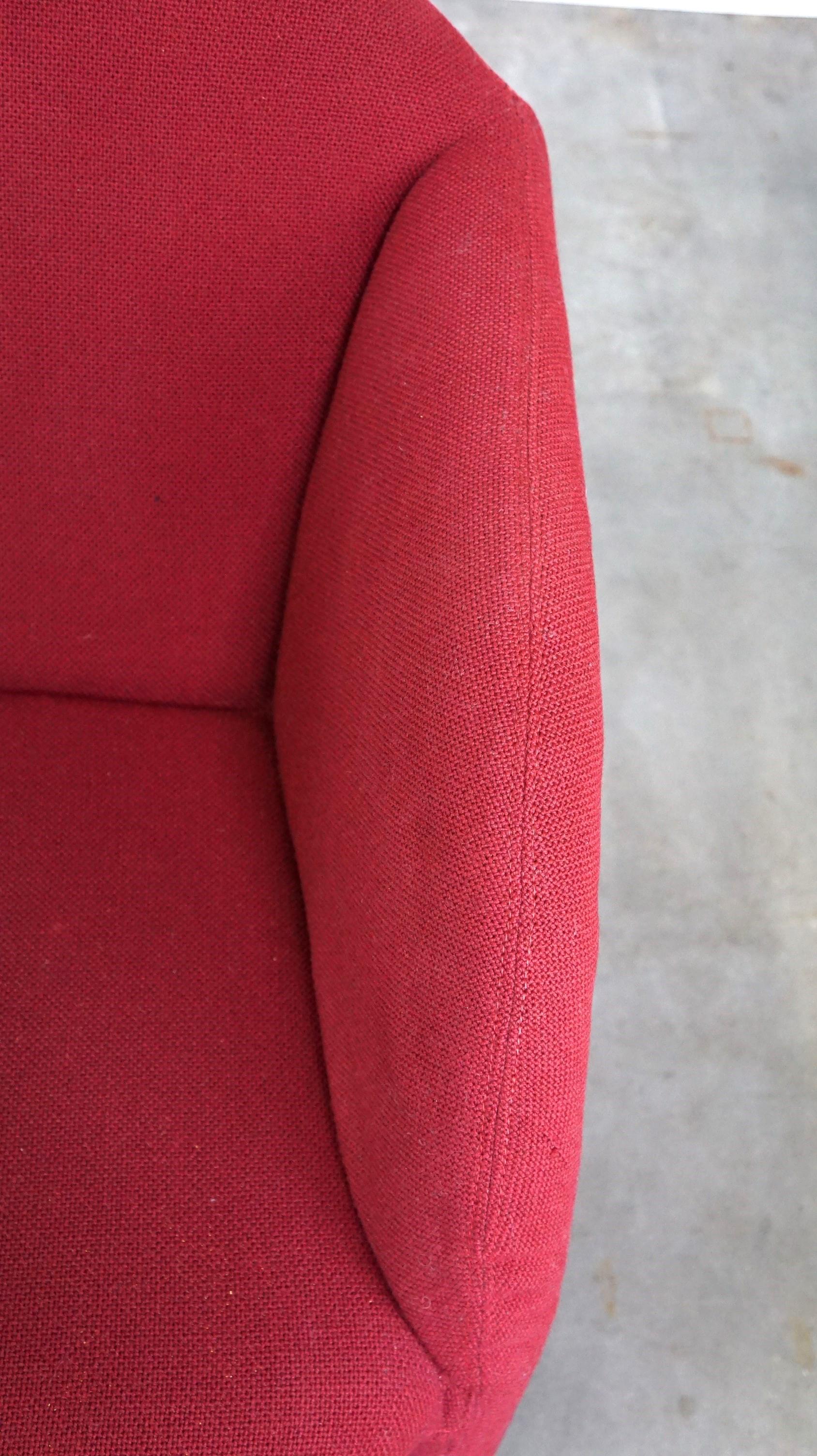 Ensemble de 2 fauteuils rouges design vintage par Artifort, modèle BEN en vente 4