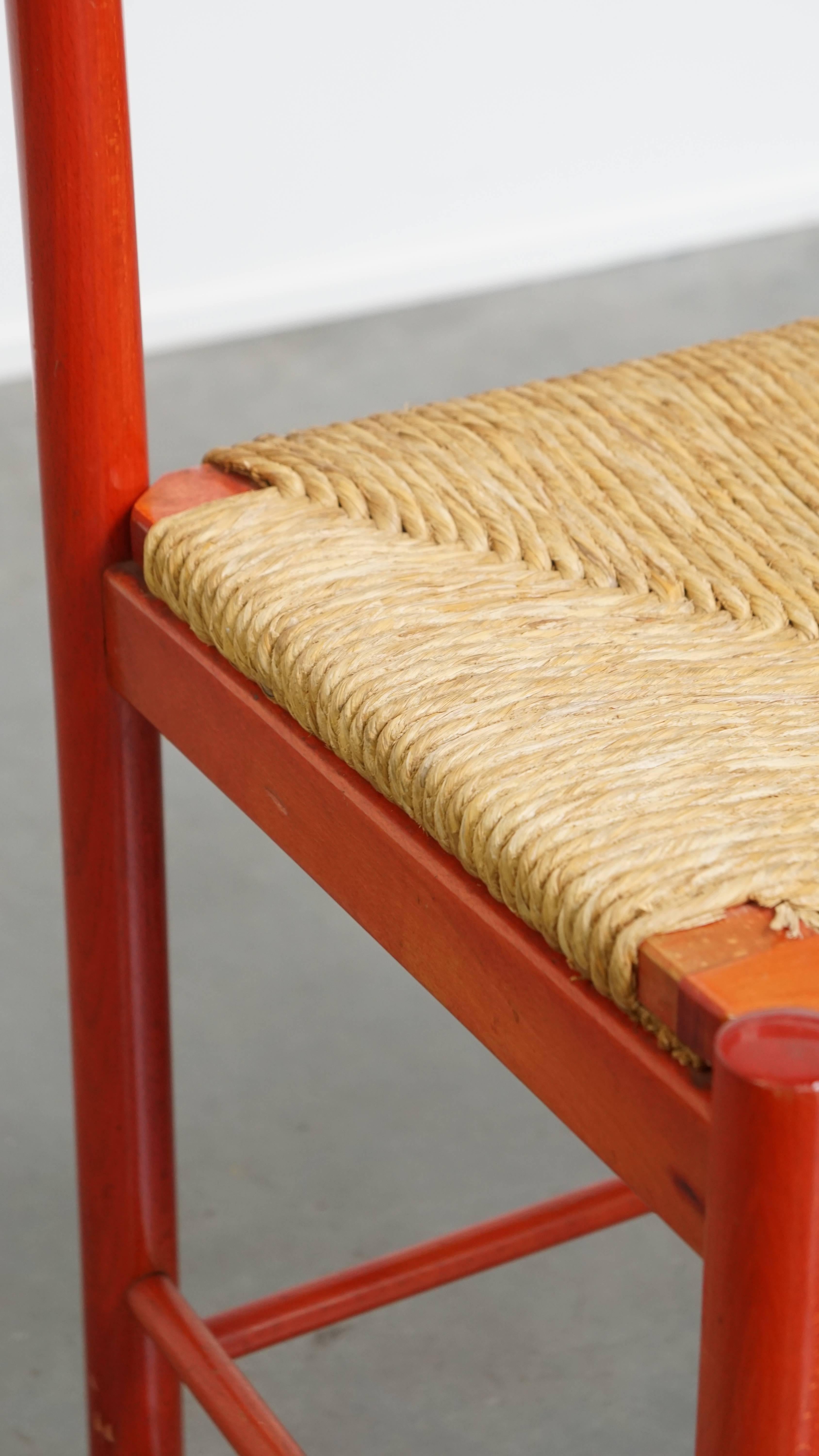 Set aus 2 roten Vintage-Holzstühlen aus den 1970er Jahren mit geflochtenem Sitz im Angebot 4