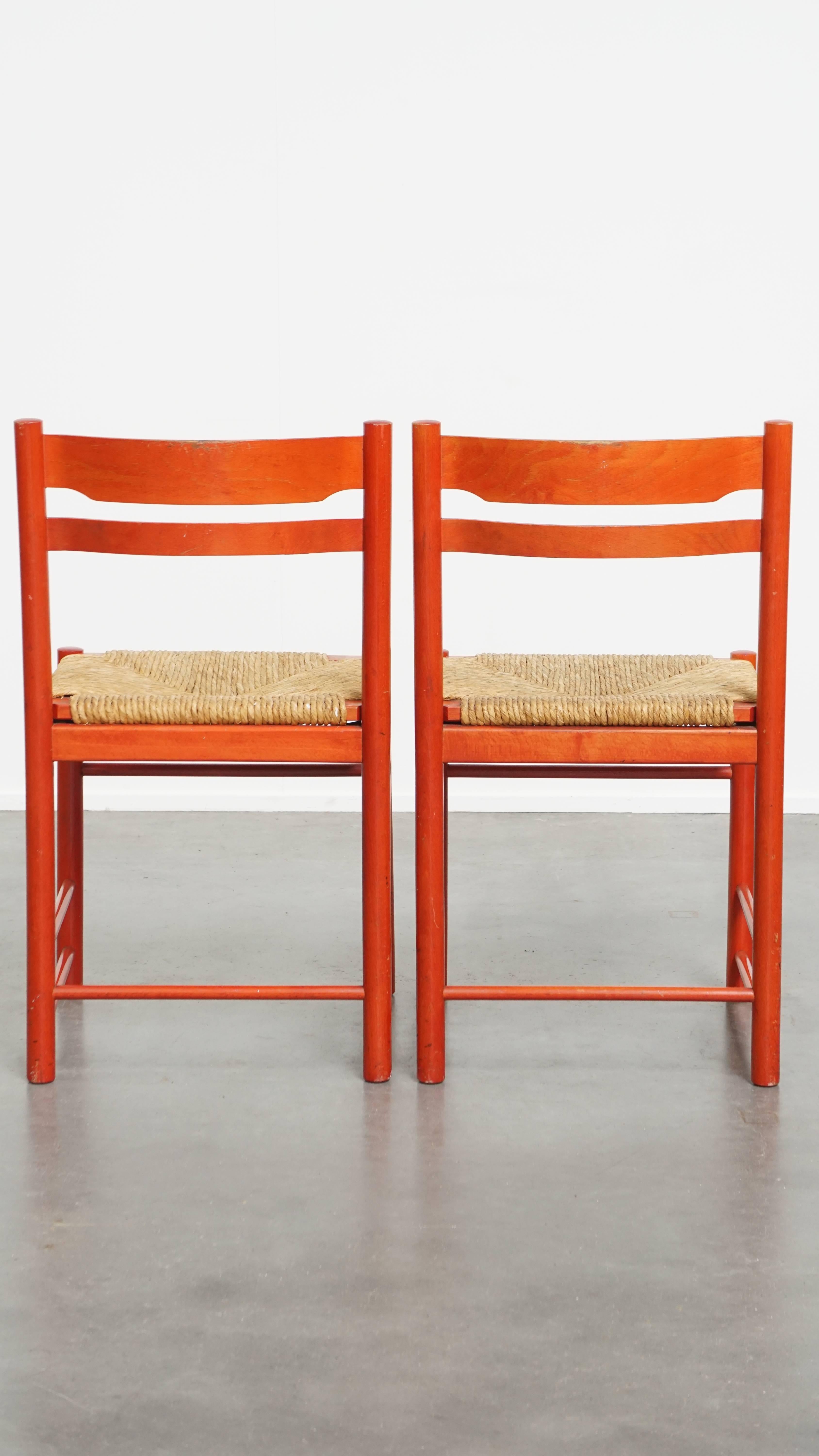 Set aus 2 roten Vintage-Holzstühlen aus den 1970er Jahren mit geflochtenem Sitz (Handgefertigt) im Angebot