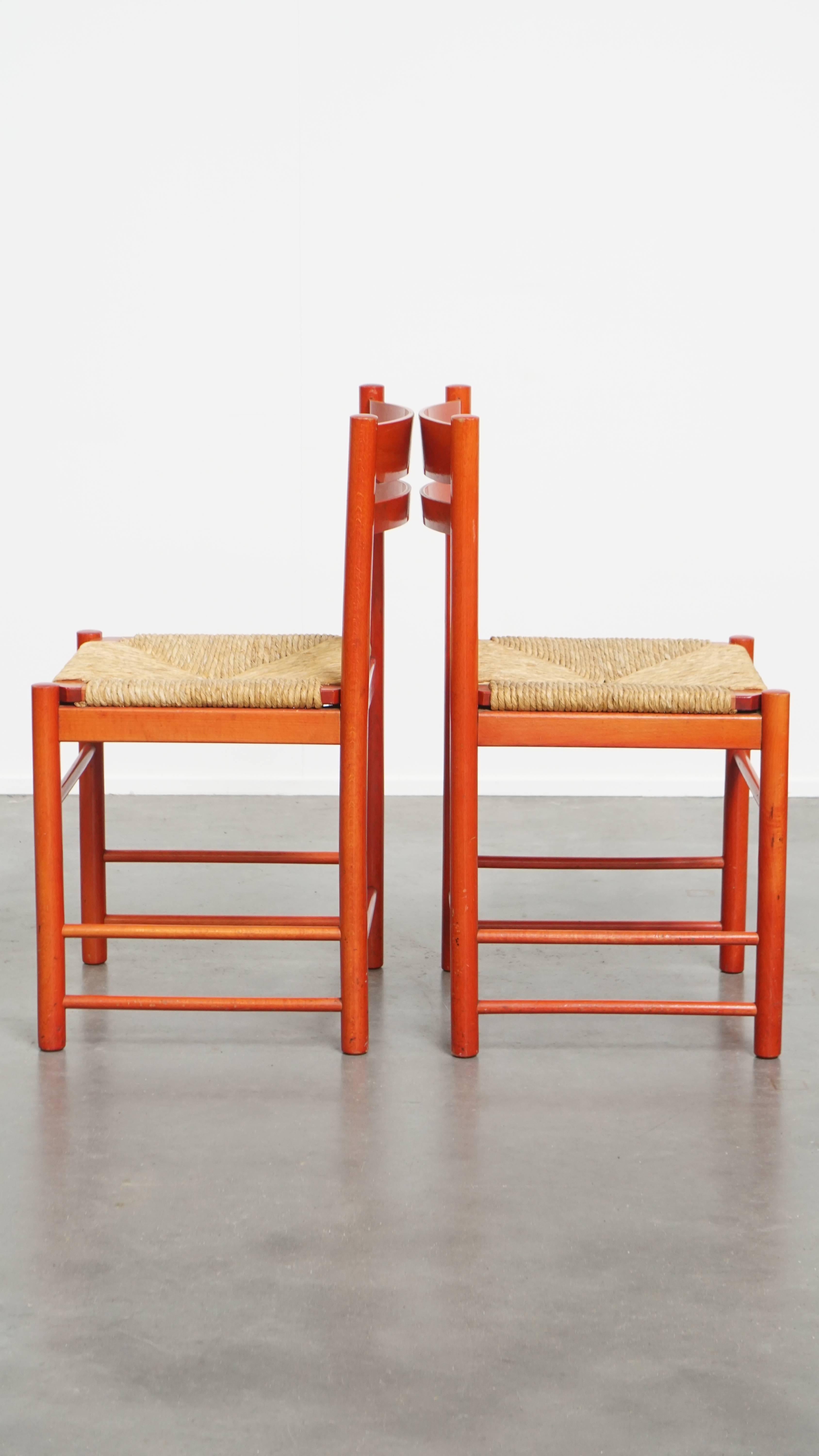 Set aus 2 roten Vintage-Holzstühlen aus den 1970er Jahren mit geflochtenem Sitz im Zustand „Relativ gut“ im Angebot in Harderwijk, NL