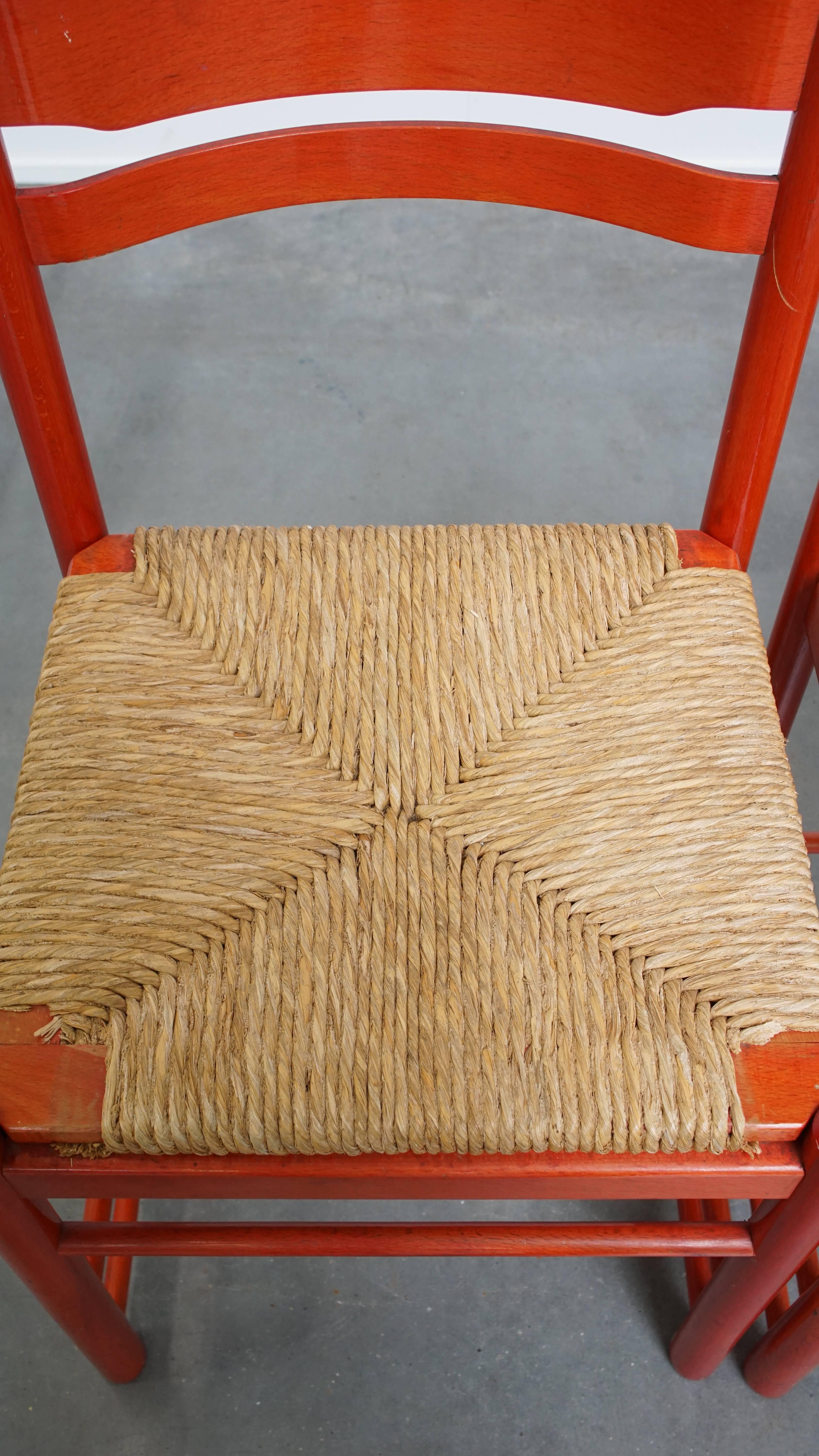 Set aus 2 roten Vintage-Holzstühlen aus den 1970er Jahren mit geflochtenem Sitz (Ende des 20. Jahrhunderts) im Angebot