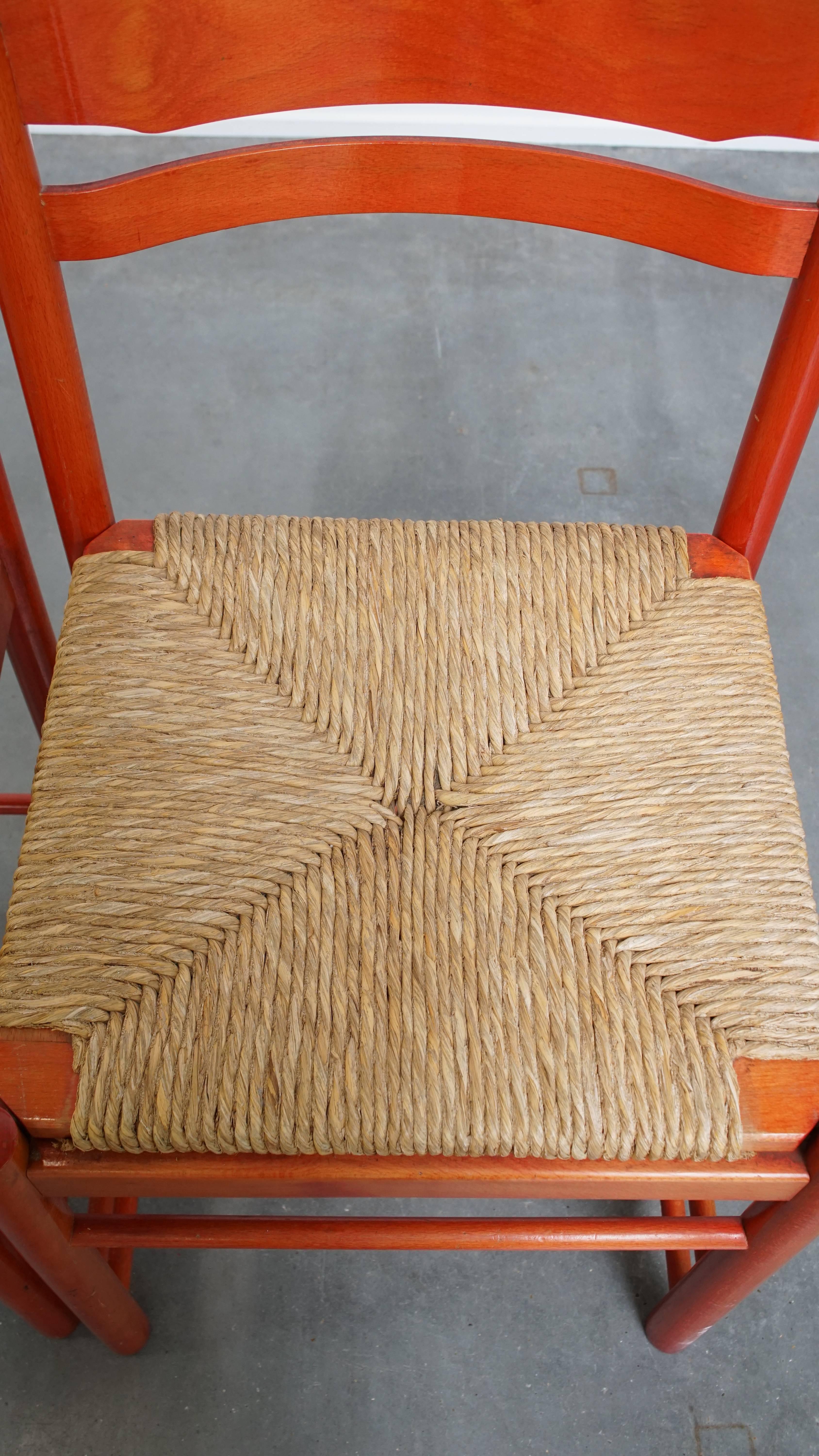 Set aus 2 roten Vintage-Holzstühlen aus den 1970er Jahren mit geflochtenem Sitz (Korbweide) im Angebot