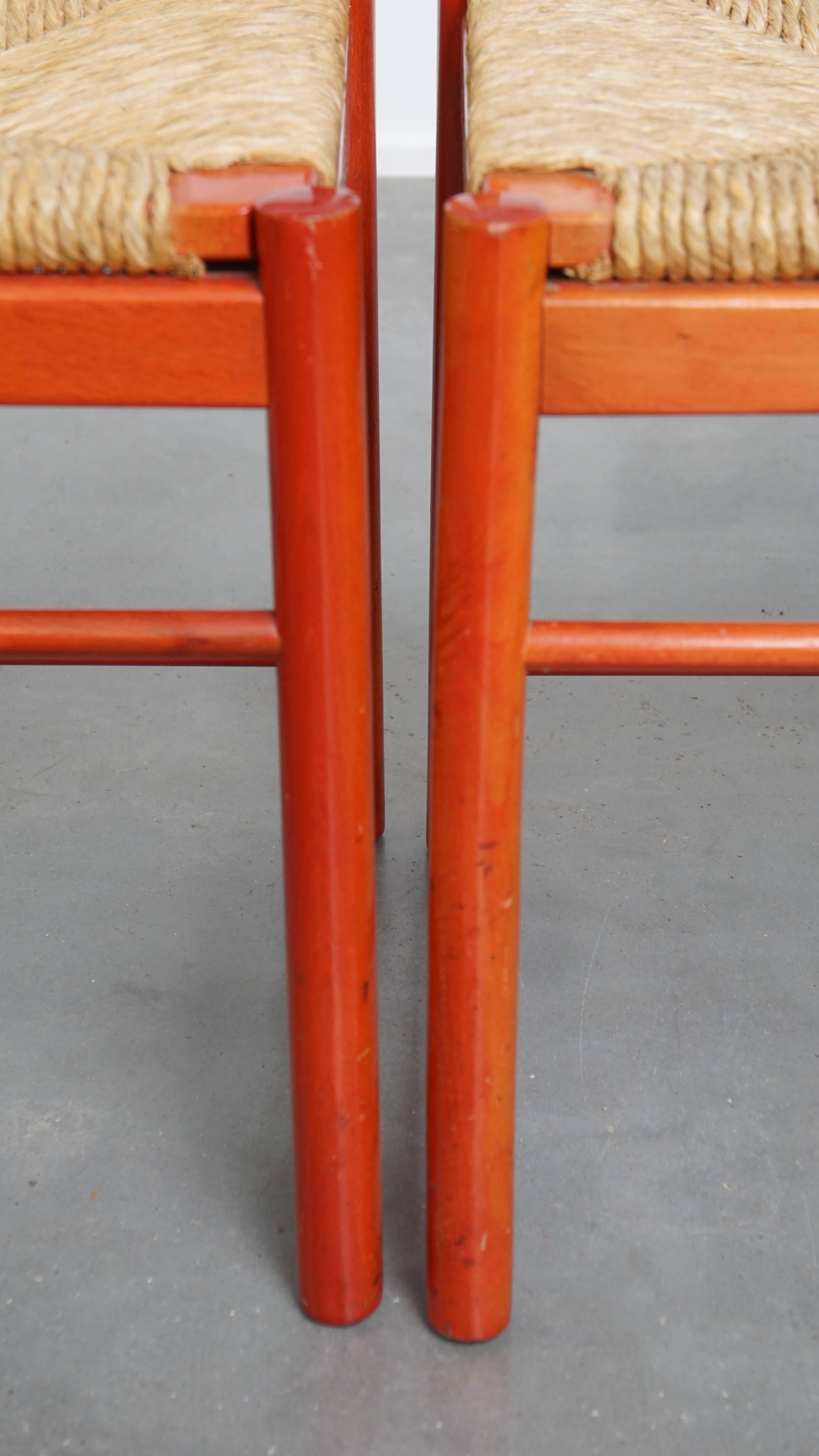 Set aus 2 roten Vintage-Holzstühlen aus den 1970er Jahren mit geflochtenem Sitz im Angebot 2