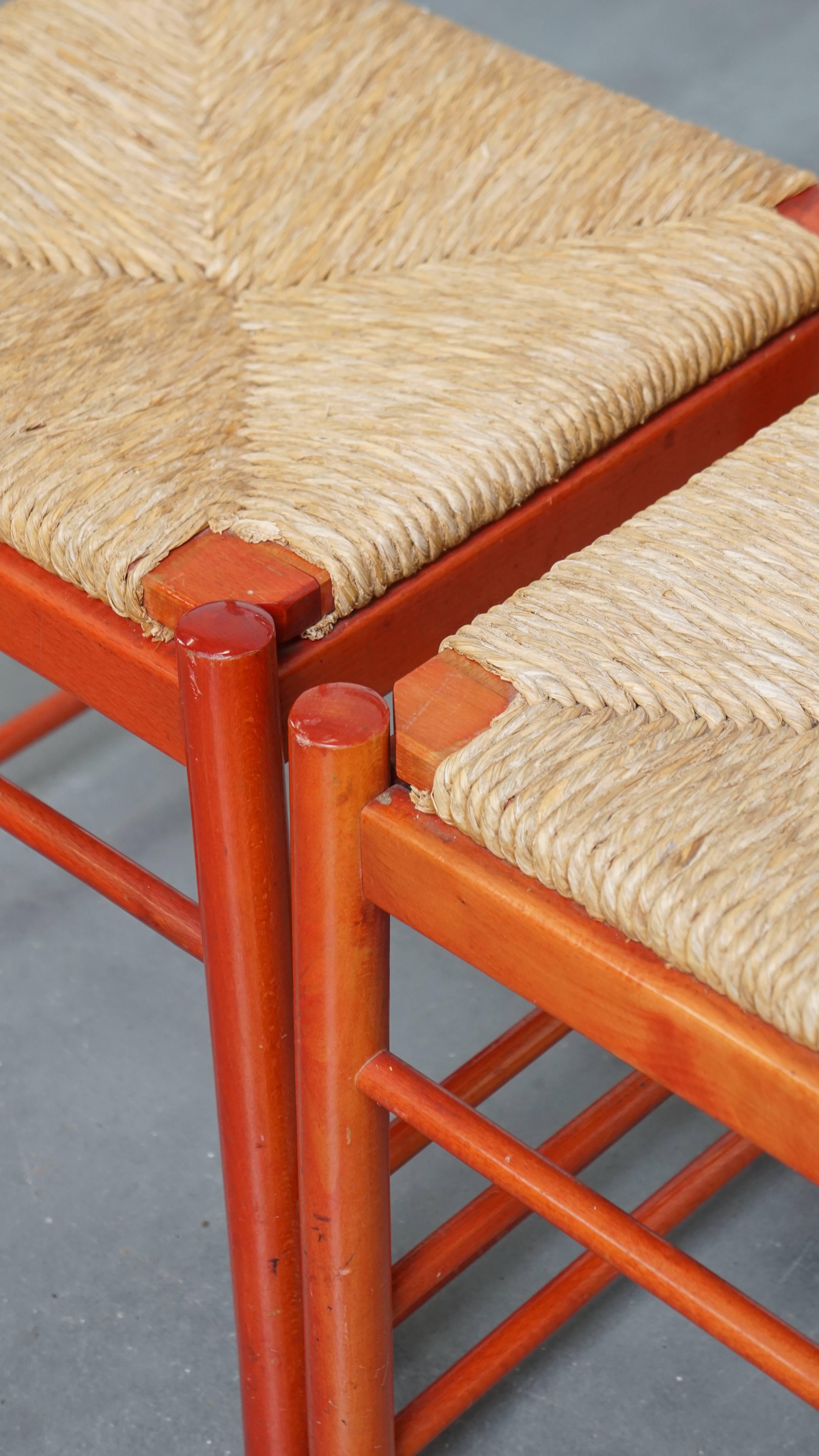 Set aus 2 roten Vintage-Holzstühlen aus den 1970er Jahren mit geflochtenem Sitz im Angebot 3