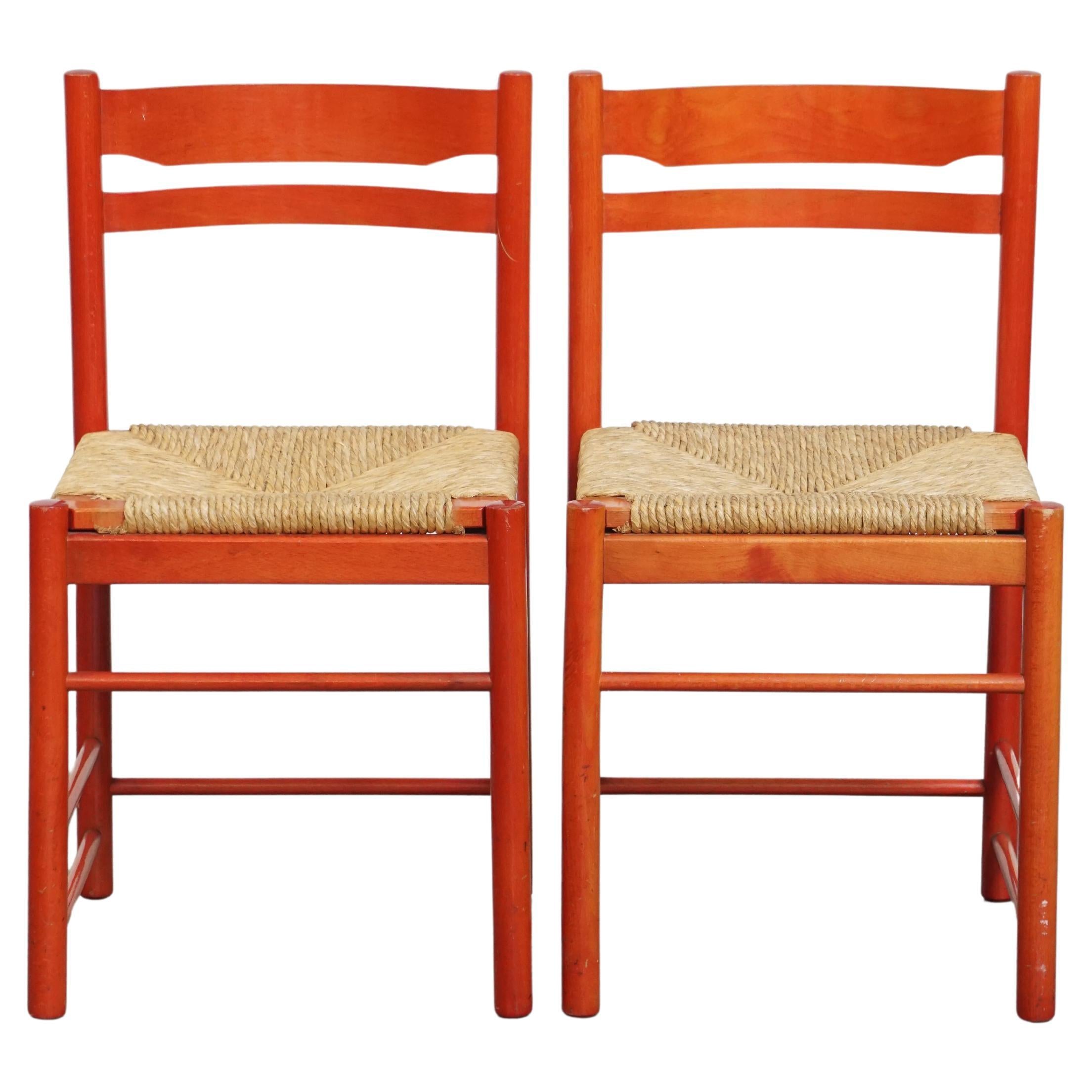 Set aus 2 roten Vintage-Holzstühlen aus den 1970er Jahren mit geflochtenem Sitz