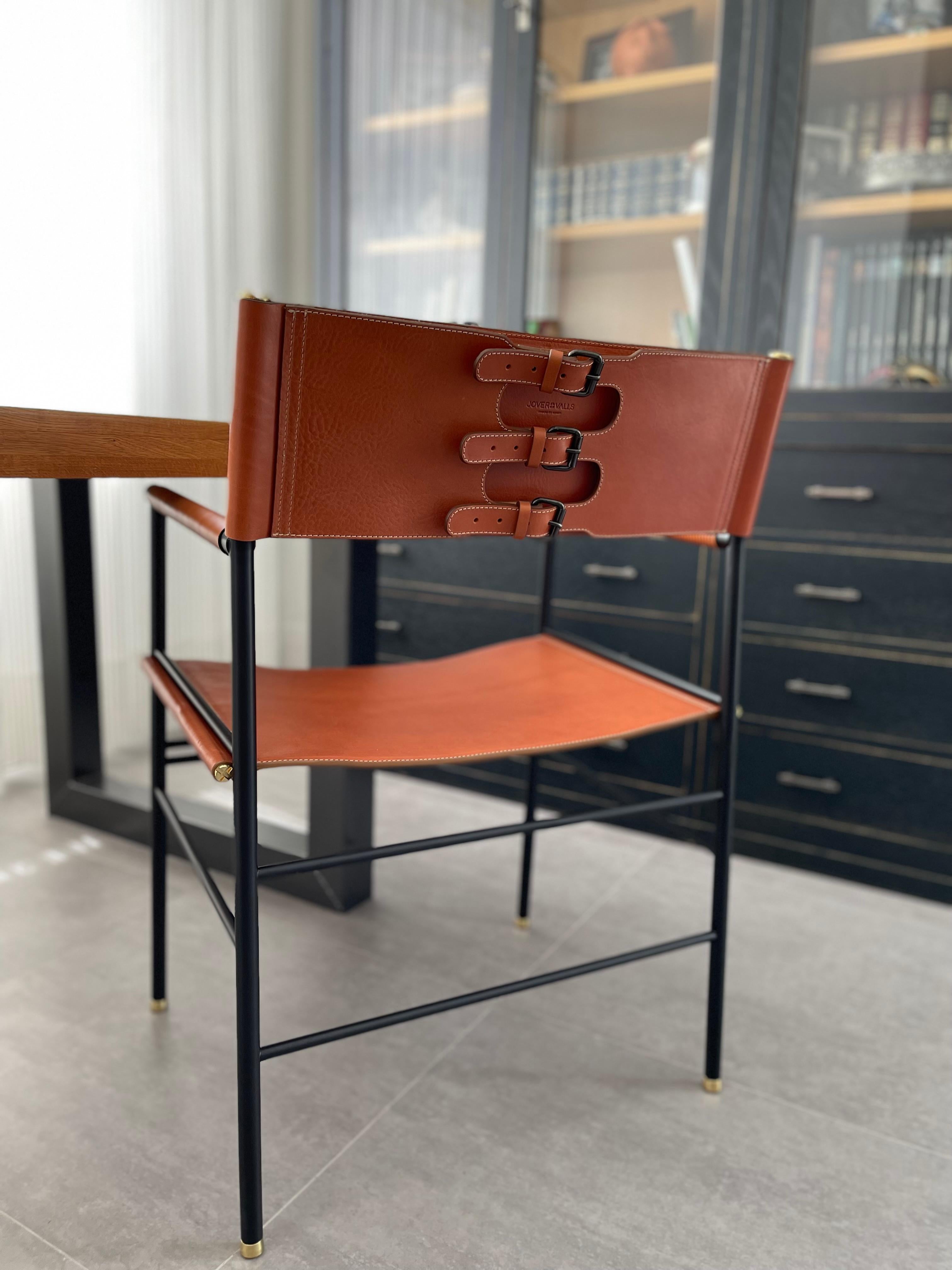 2er-Set handgefertigter zeitgenössischer Stuhl aus cognacfarbenem Leder und schwarzem Gummimetall im Angebot 7