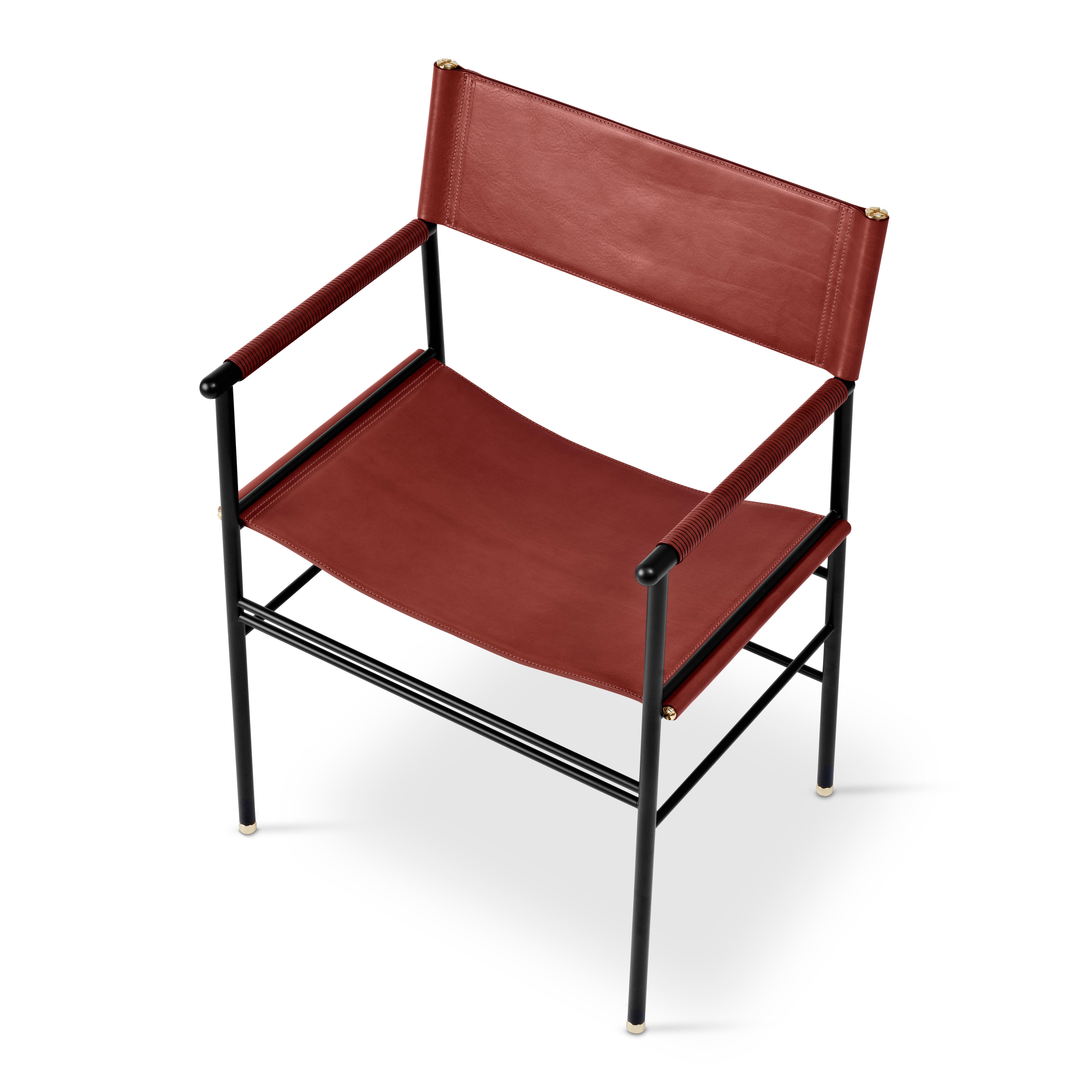 Moderne Ensemble de 2 chaises contemporaines faites à la main en cuir cognac et métal caoutchouc noir en vente
