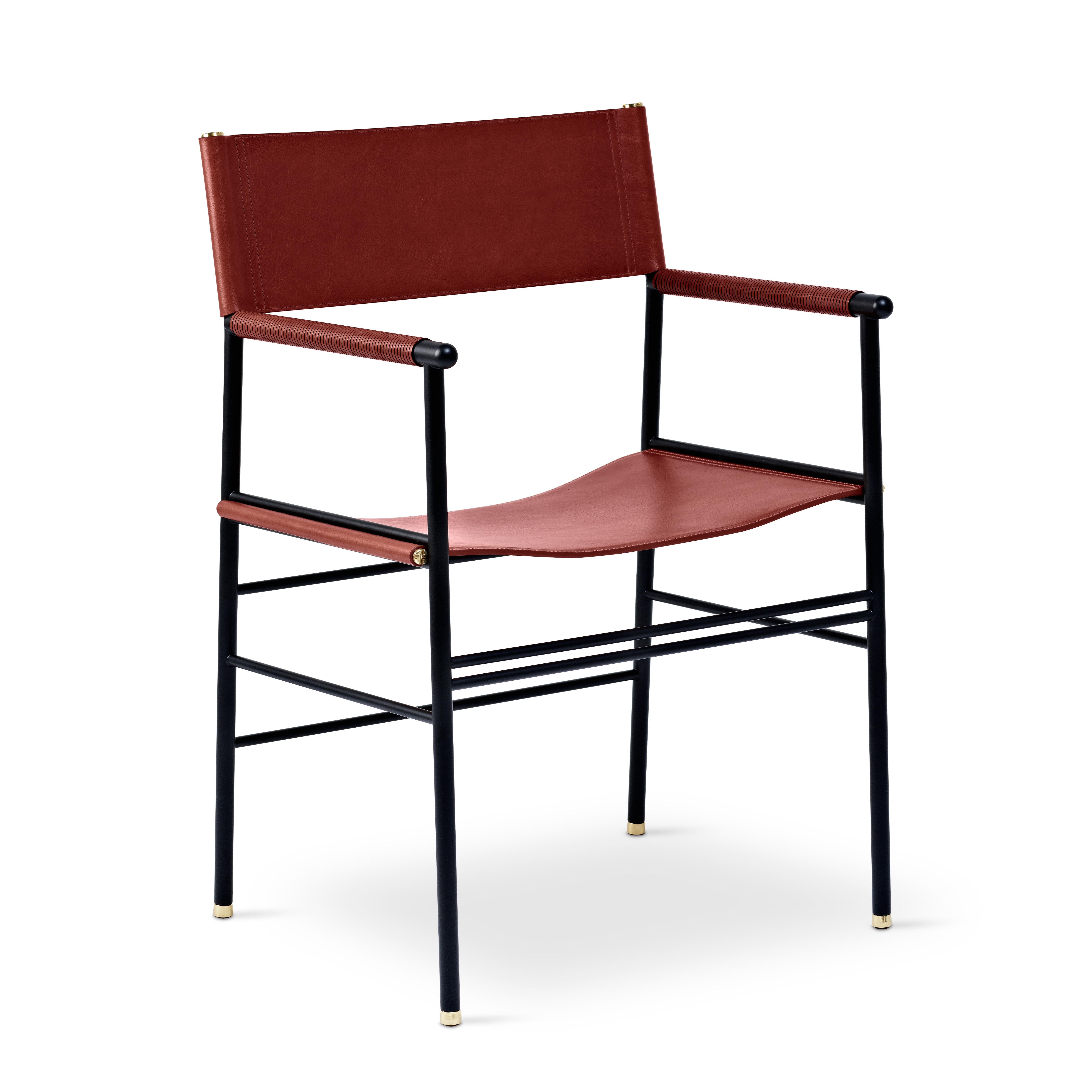 Espagnol Ensemble de 2 chaises contemporaines faites à la main en cuir cognac et métal caoutchouc noir en vente