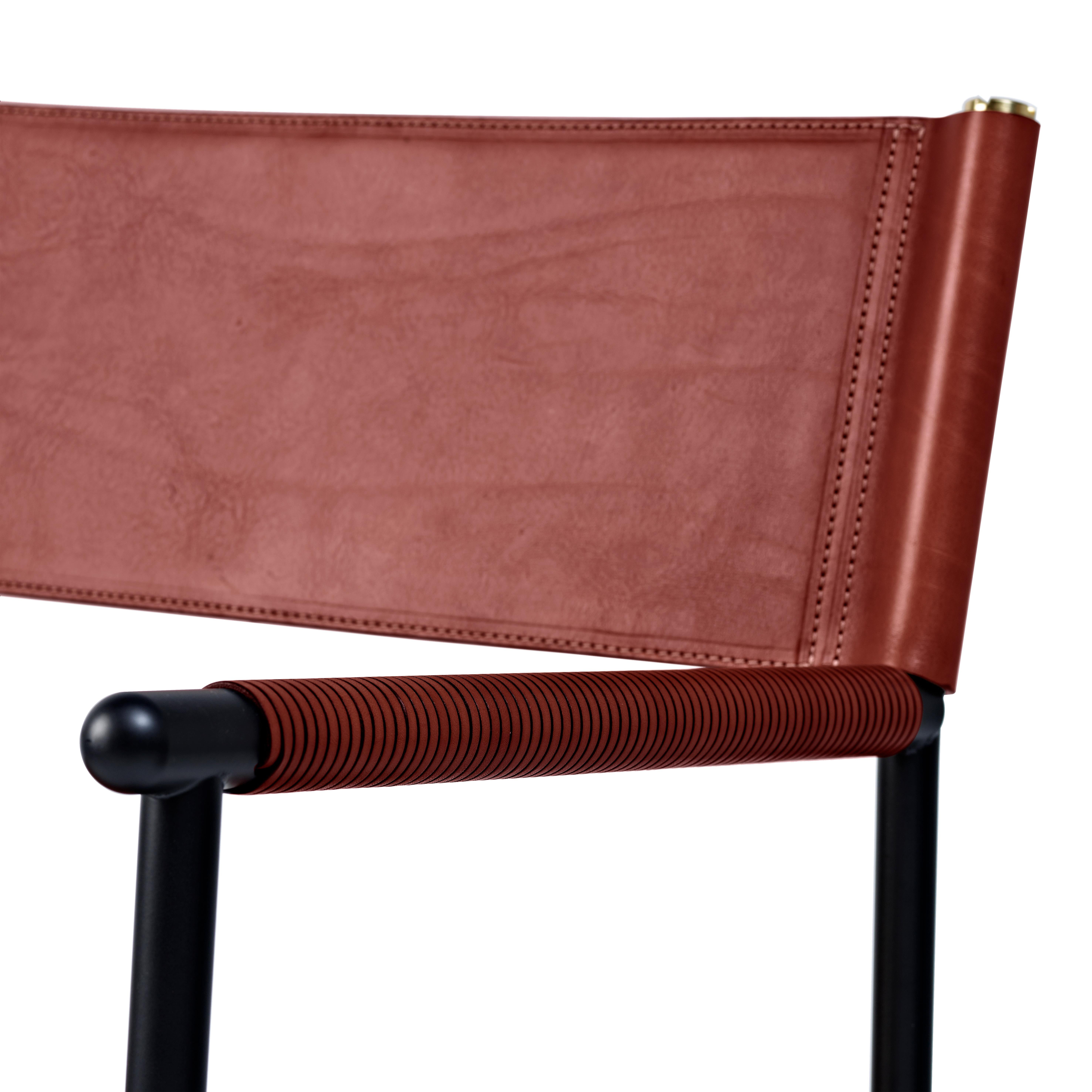 2er-Set handgefertigter zeitgenössischer Stuhl aus cognacfarbenem Leder und schwarzem Gummimetall (Stahl) im Angebot