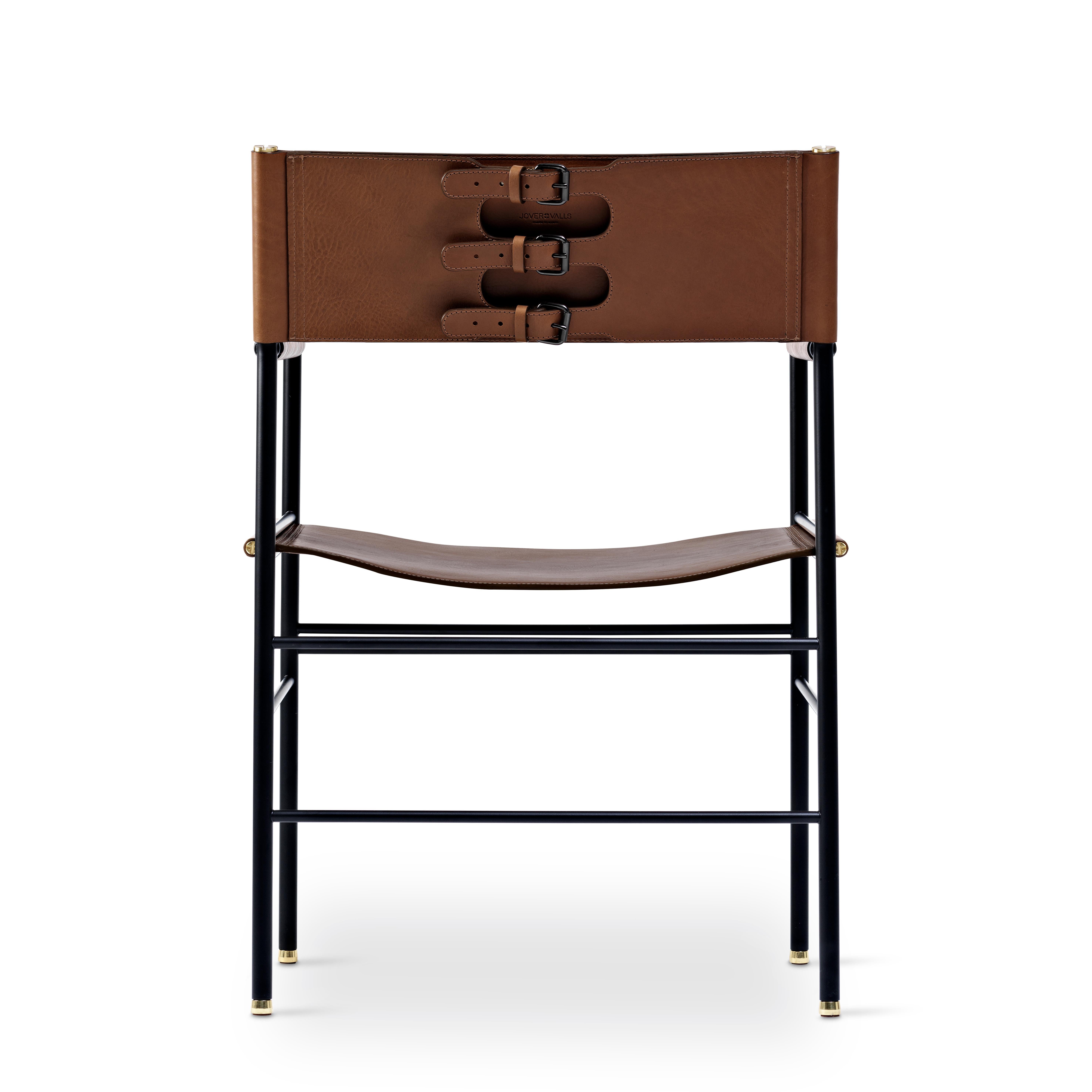 Teinture végétale Paire de fauteuils contemporains intemporels en cuir brun foncé et métal en caoutchouc noir en vente