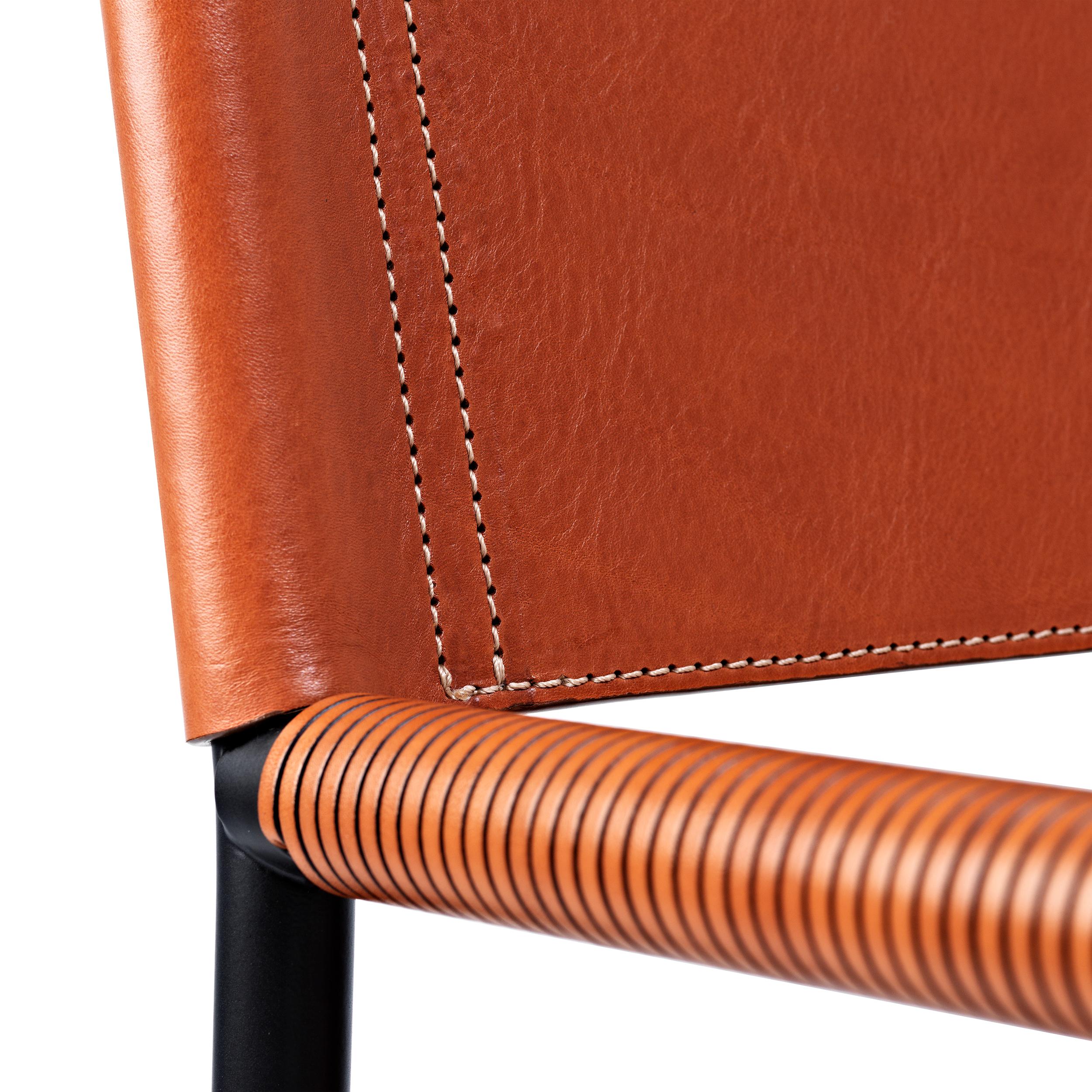 Paar zeitloser handgefertigter zeitgenössischer Sessel aus natürlichem braunem Leder und schwarzem Metall im Angebot 3