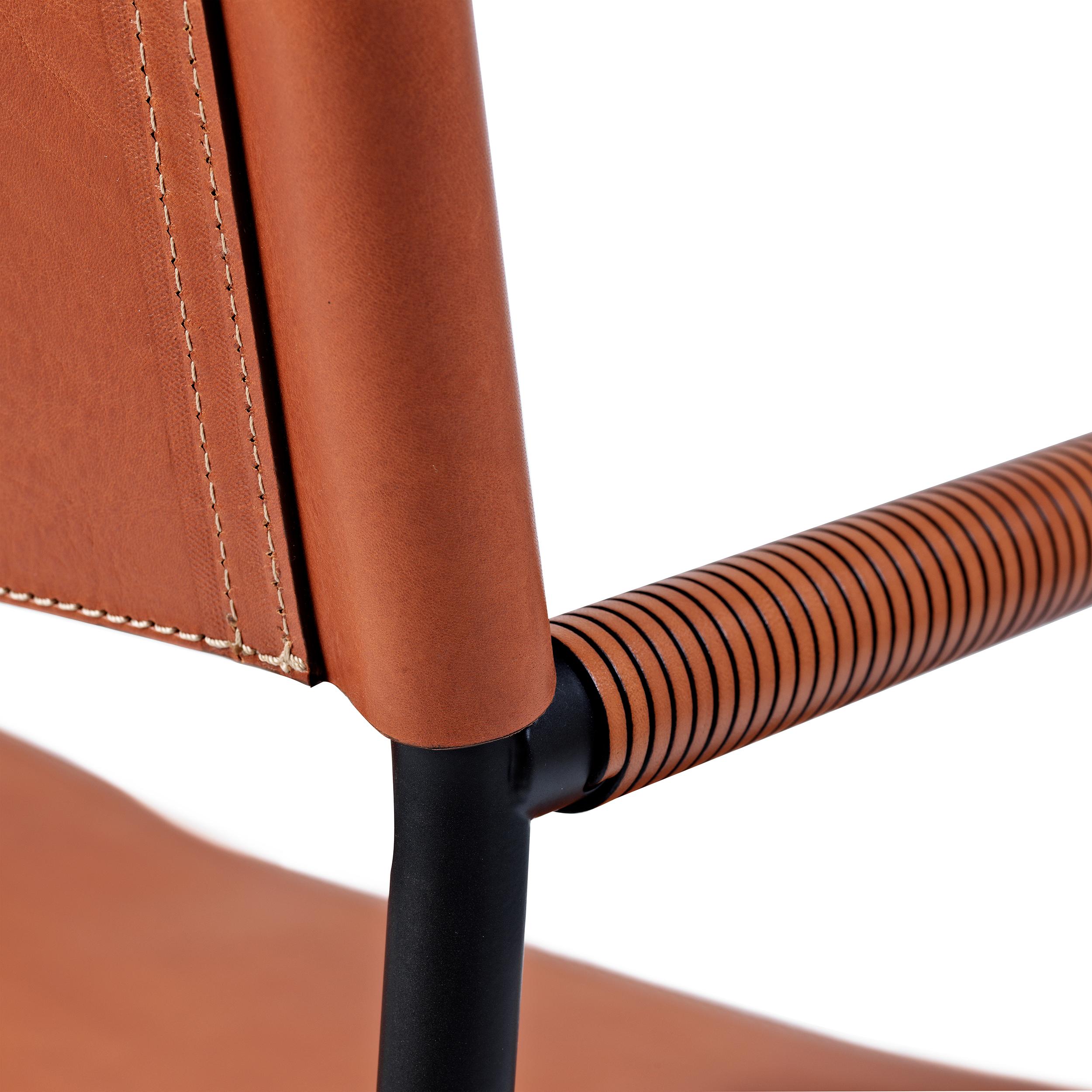 Paar zeitloser handgefertigter zeitgenössischer Sessel aus natürlichem braunem Leder und schwarzem Metall im Angebot 6