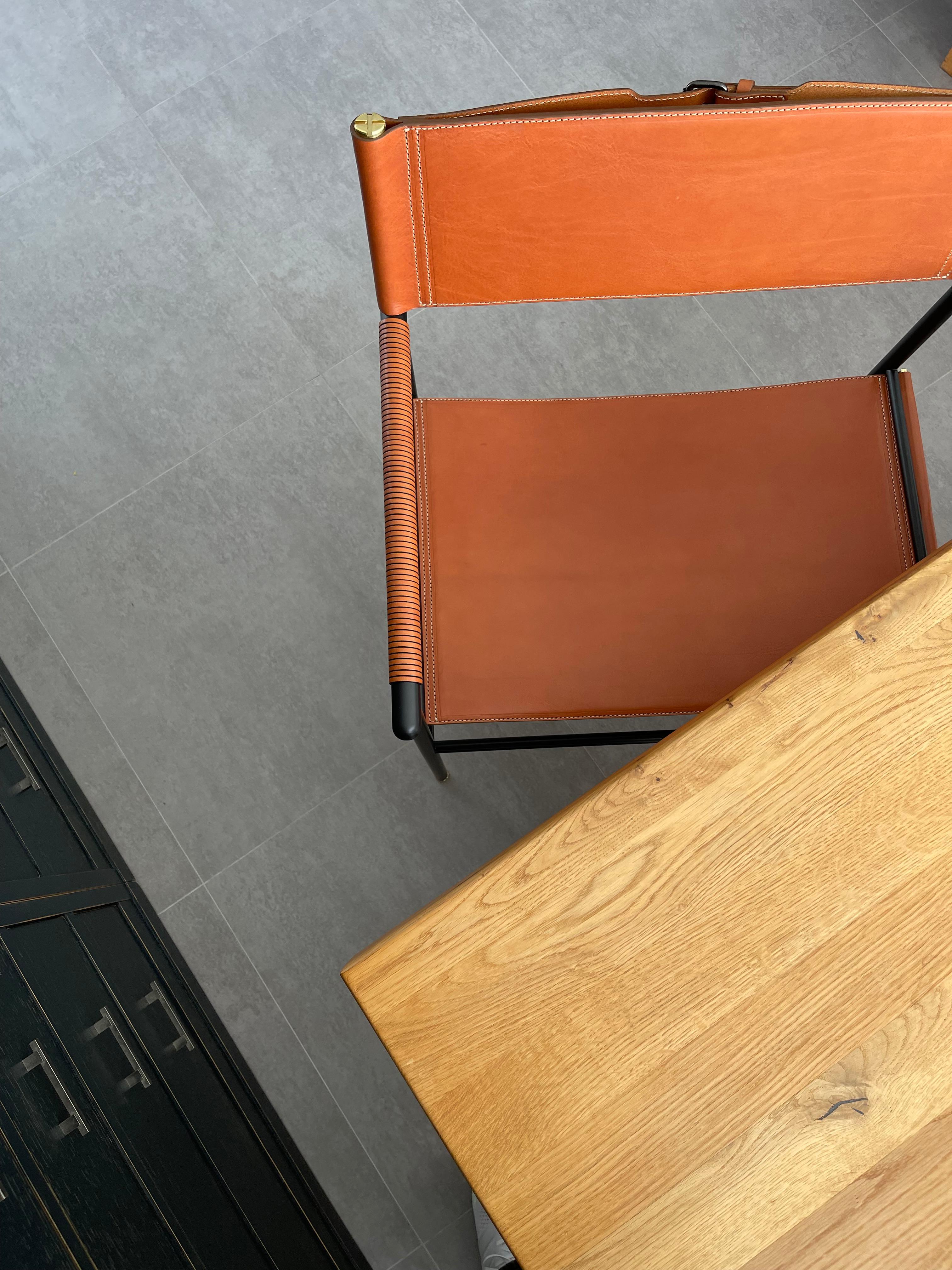 Paar zeitloser handgefertigter zeitgenössischer Sessel aus natürlichem braunem Leder und schwarzem Metall im Angebot 8