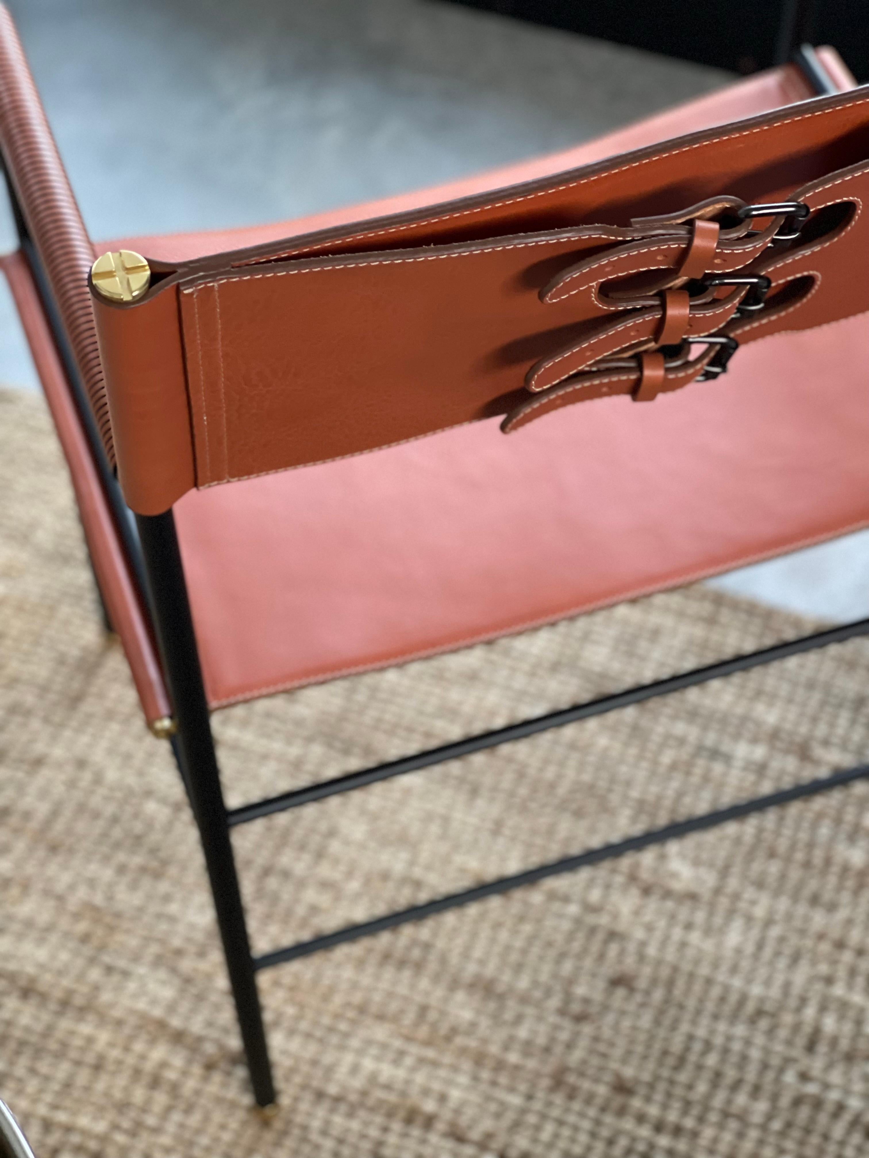 Paar zeitloser handgefertigter zeitgenössischer Sessel aus natürlichem braunem Leder und schwarzem Metall im Angebot 9