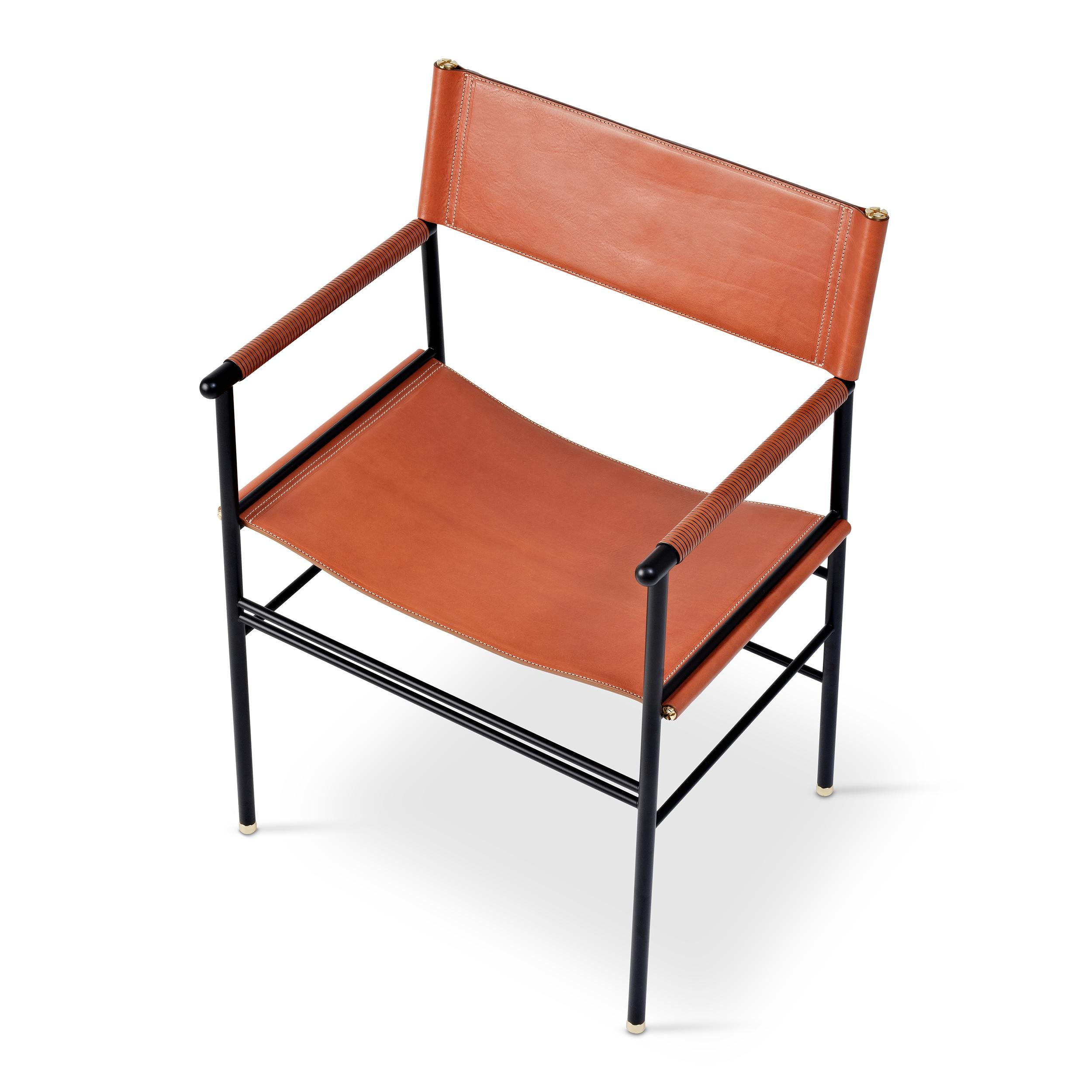 Paar zeitloser handgefertigter zeitgenössischer Sessel aus natürlichem braunem Leder und schwarzem Metall (Moderne) im Angebot