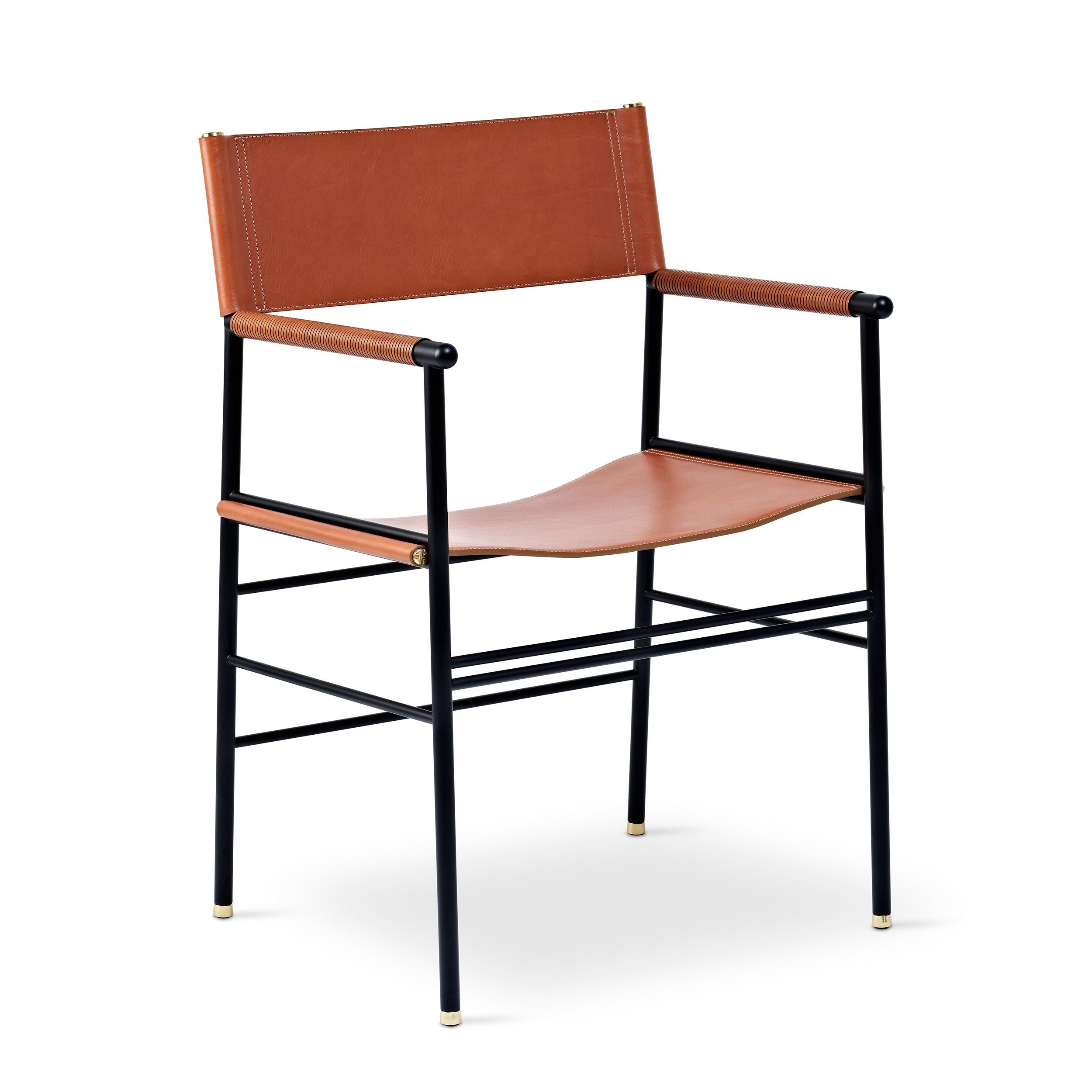 Paar zeitloser handgefertigter zeitgenössischer Sessel aus natürlichem braunem Leder und schwarzem Metall (Pflanzlich gefärbt) im Angebot