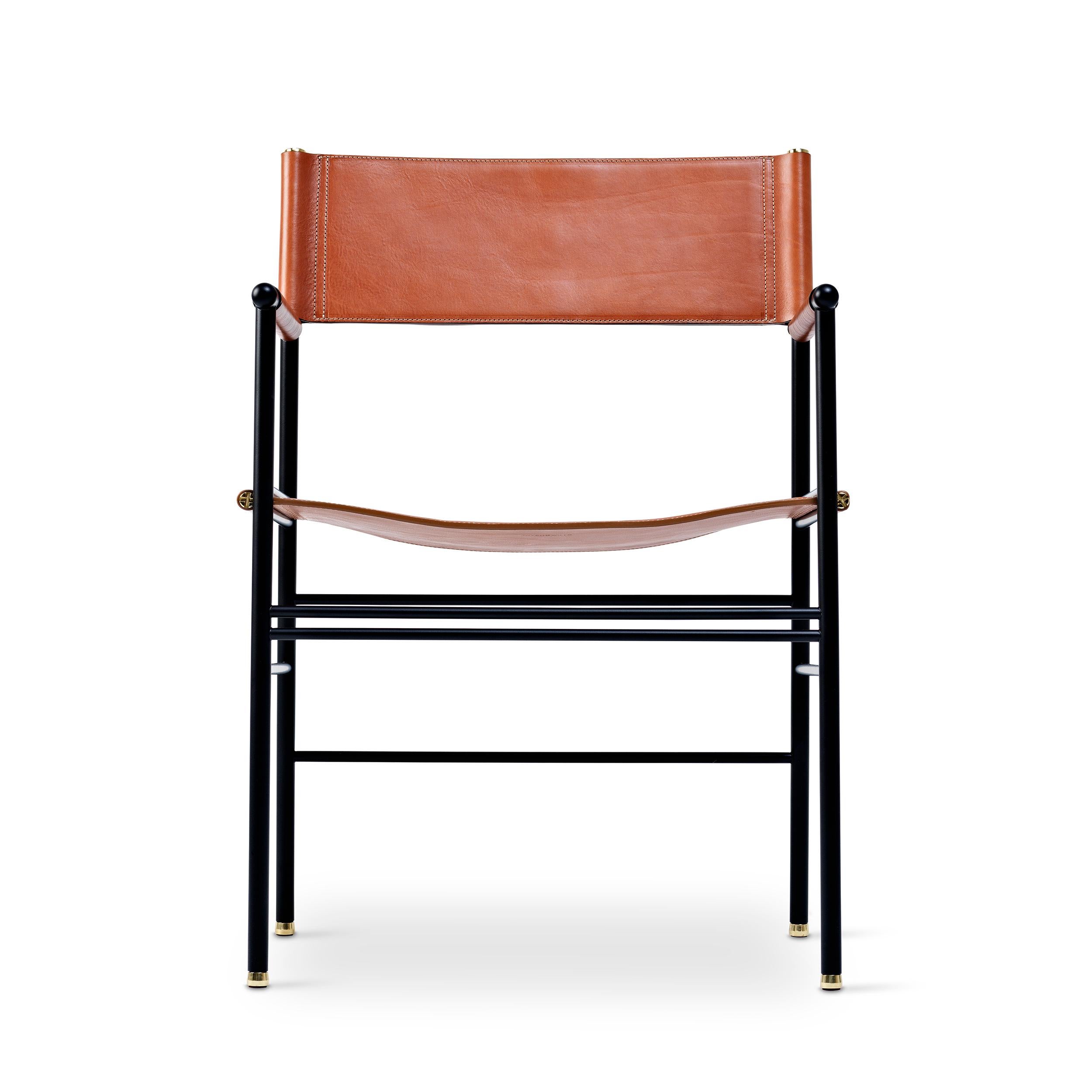 Paar zeitloser handgefertigter zeitgenössischer Sessel aus natürlichem braunem Leder und schwarzem Metall (21. Jahrhundert und zeitgenössisch) im Angebot