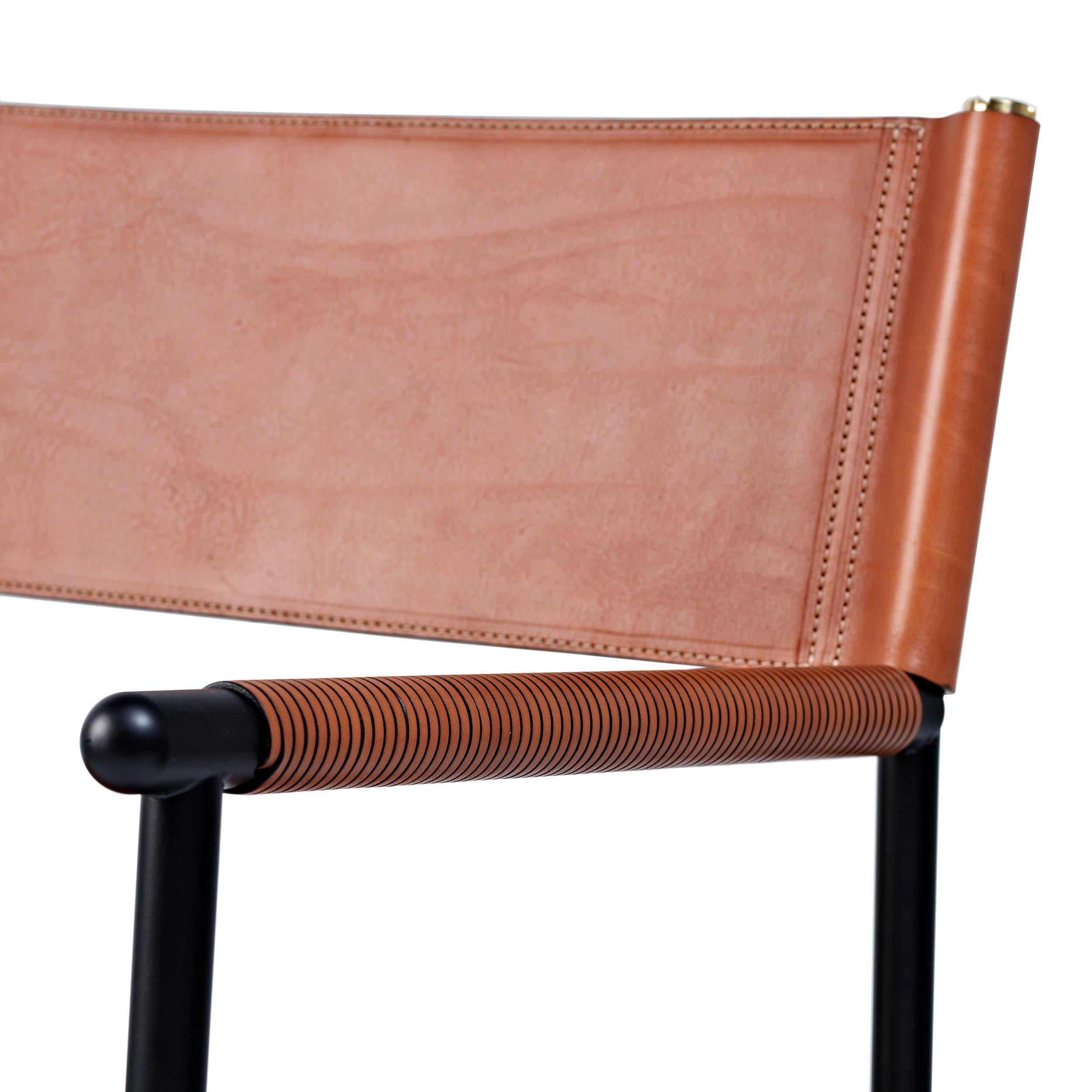 Paar zeitloser handgefertigter zeitgenössischer Sessel aus natürlichem braunem Leder und schwarzem Metall (Stahl) im Angebot