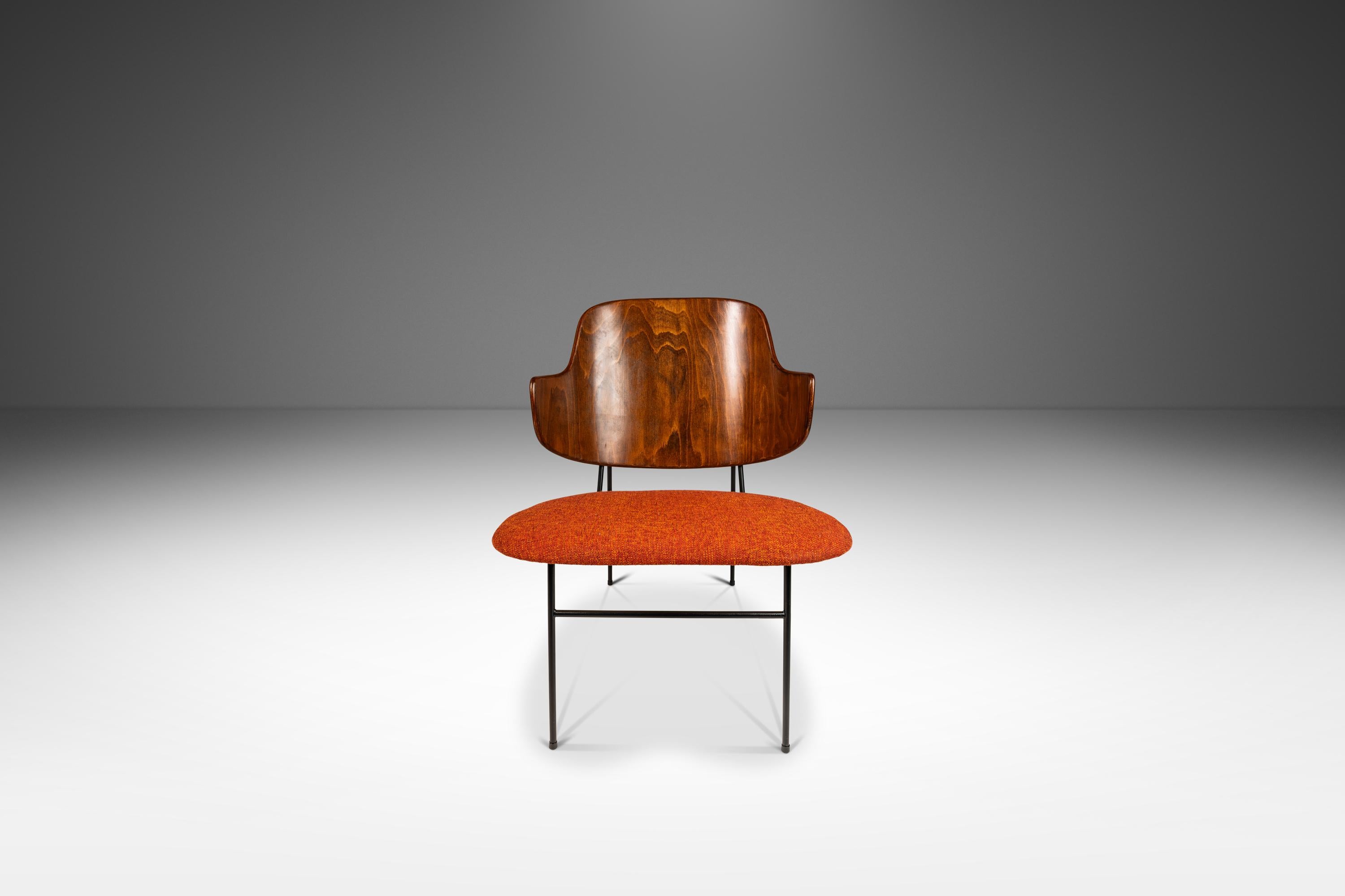 Satz von 2 restaurierten „Penguin“-Stühlen von Ib Kofod-Larsen, Selig, Dänemark, ca. 1960er Jahre (Moderne der Mitte des Jahrhunderts) im Angebot