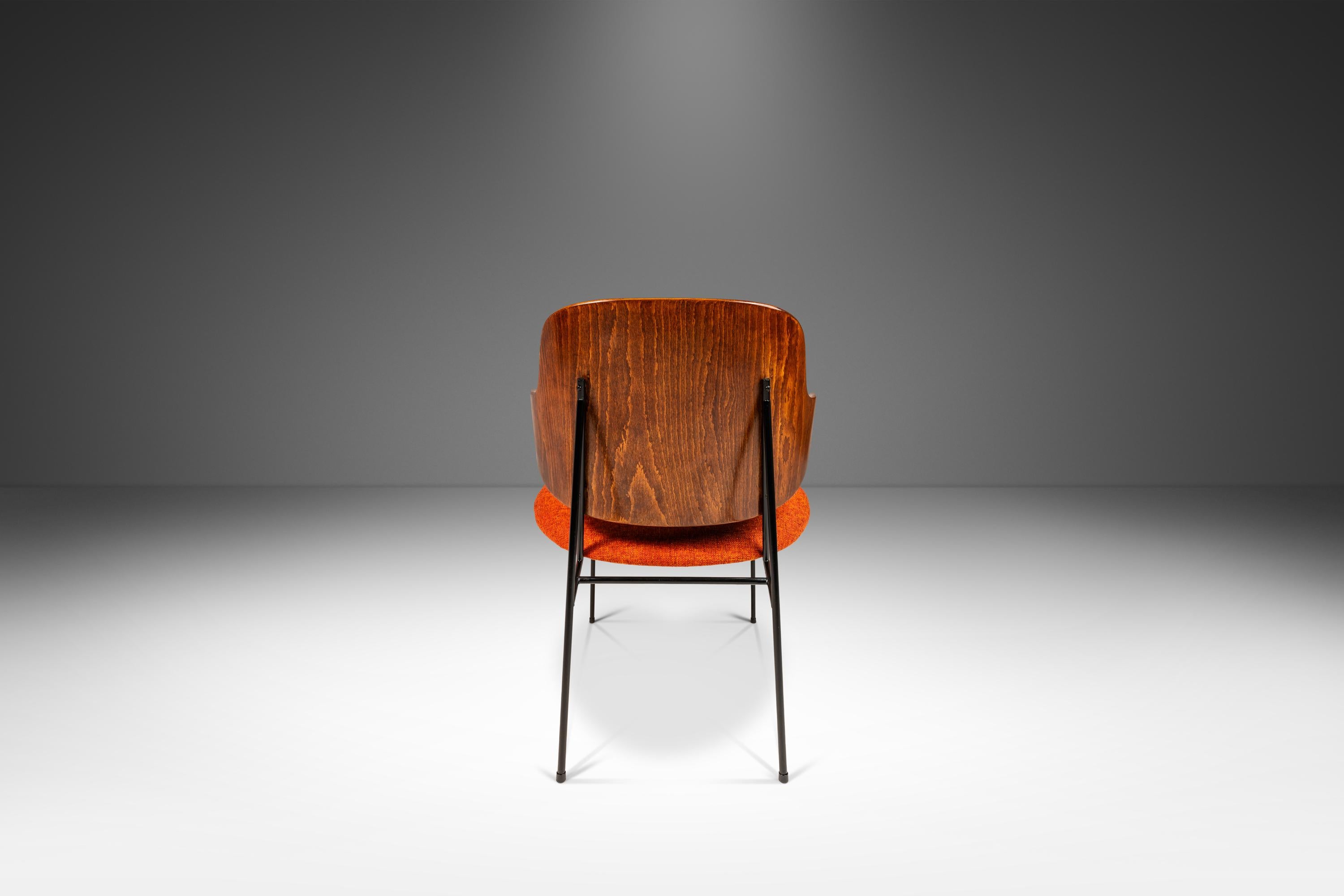Satz von 2 restaurierten „Penguin“-Stühlen von Ib Kofod-Larsen, Selig, Dänemark, ca. 1960er Jahre im Zustand „Gut“ im Angebot in Deland, FL