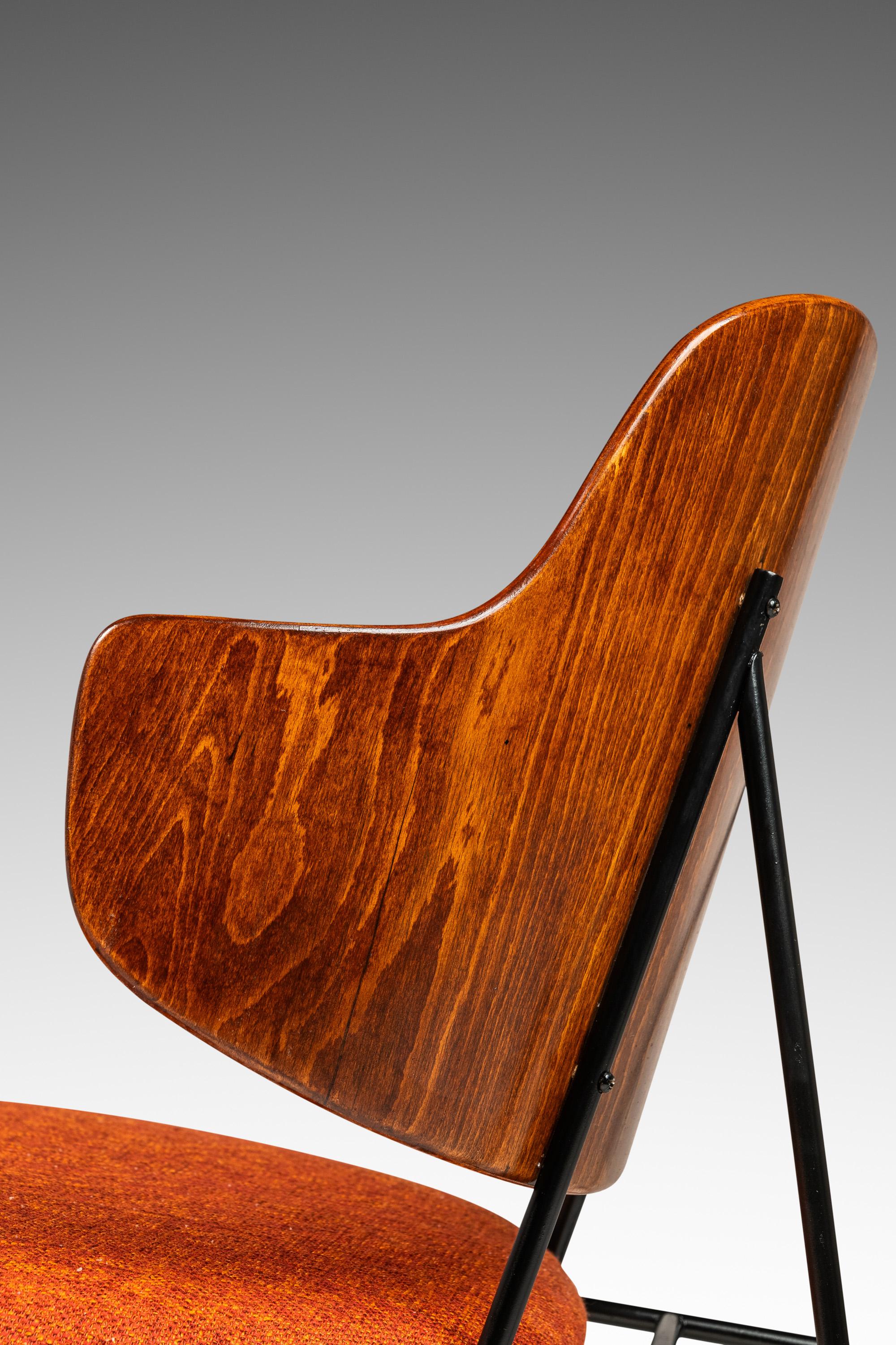 Satz von 2 restaurierten „Penguin“-Stühlen von Ib Kofod-Larsen, Selig, Dänemark, ca. 1960er Jahre (Metall) im Angebot
