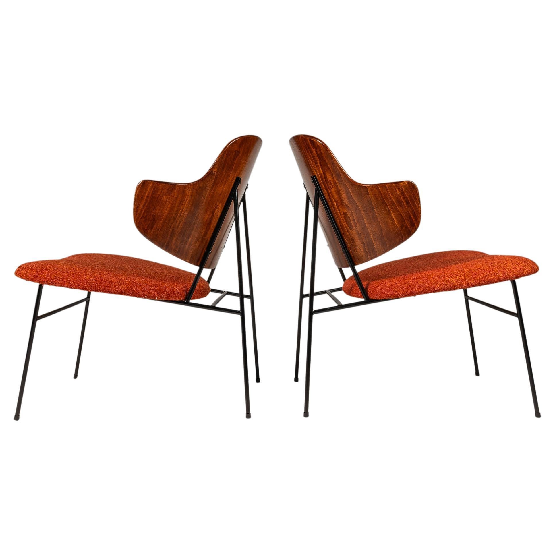 Ensemble de 2 chaises " Pingouin " restaurées par Ib Kofod-Larsen, Selig, Danemark, c.C. 1960.